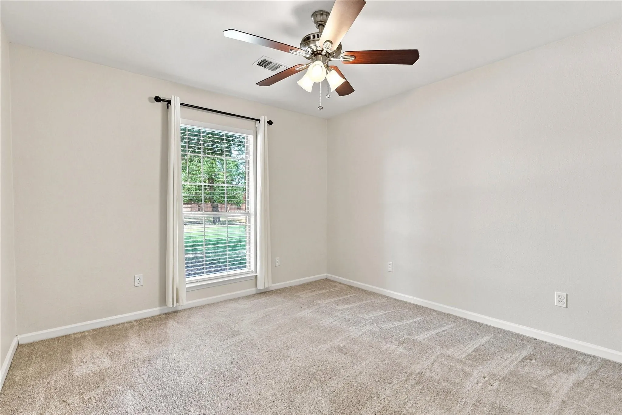 Single Family Residence For Sale in Collin County , 6905 Scott Court, Sachse, Texas 75048, 3 Bedroom, 2 Bathroom, 2 Garage spaces, 1,508 Sqft, built in 1993, mls#21362035, Real Estate Agent in Sachse, Homes For Sale in Collin county, Homes For Sale in Sachse, Realtor in Sachse Texas, Real Estate Brokerage Independent Realty Texas, Luminita Cordes Realtor