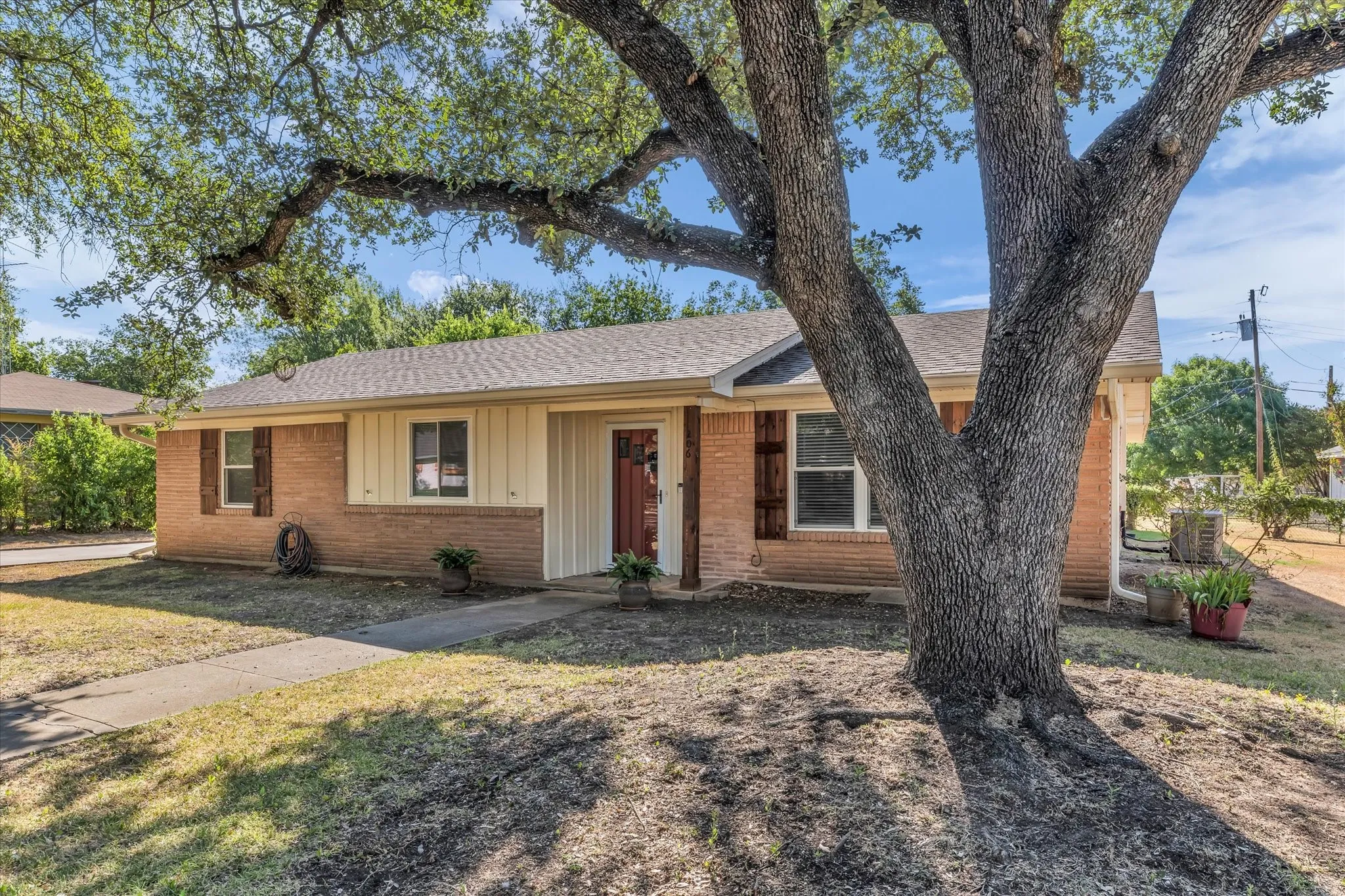 Single Family Residence For Sale in Mc Lennan County , 206 Randy Drive, Woodway, Texas 76712, 3 Bedroom, 2 Bathroom, 1 Garage spaces, 1,662 Sqft, built in 1980, mls#21362611, Real Estate Agent in Woodway, Homes For Sale in Mc Lennan county, Homes For Sale in Woodway, Realtor in Woodway Texas, Real Estate Brokerage Independent Realty Texas, Luminita Cordes Realtor