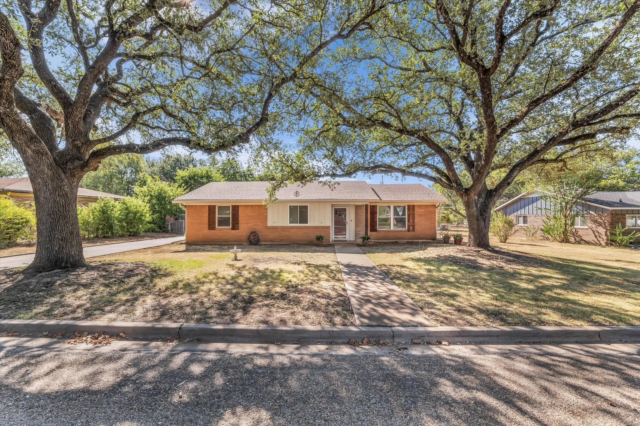 Single Family Residence For Sale in Mc Lennan County , 206 Randy Drive, Woodway, Texas 76712, 3 Bedroom, 2 Bathroom, 1 Garage spaces, 1,662 Sqft, built in 1980, mls#21362611, Real Estate Agent in Woodway, Homes For Sale in Mc Lennan county, Homes For Sale in Woodway, Realtor in Woodway Texas, Real Estate Brokerage Independent Realty Texas, Luminita Cordes Realtor