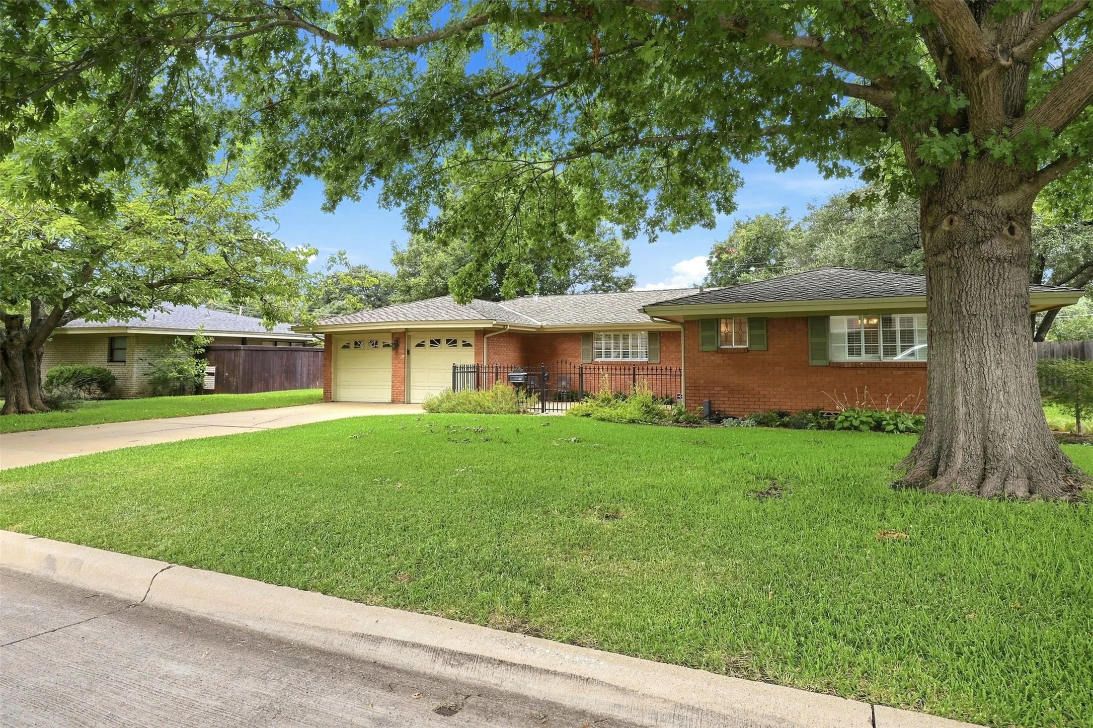 Single Family Residence For Sale in Tarrant County , 4236 Whitfield Avenue, Fort Worth, Texas 76109, 3 Bedroom, 2 Bathroom, 2 Garage spaces, 1,657 Sqft, built in 1956, mls#21364666, Real Estate Agent in Fort Worth, Homes For Sale in Tarrant county, Homes For Sale in Fort Worth, Realtor in Fort Worth Texas, Real Estate Brokerage Independent Realty Texas, Luminita Cordes Realtor