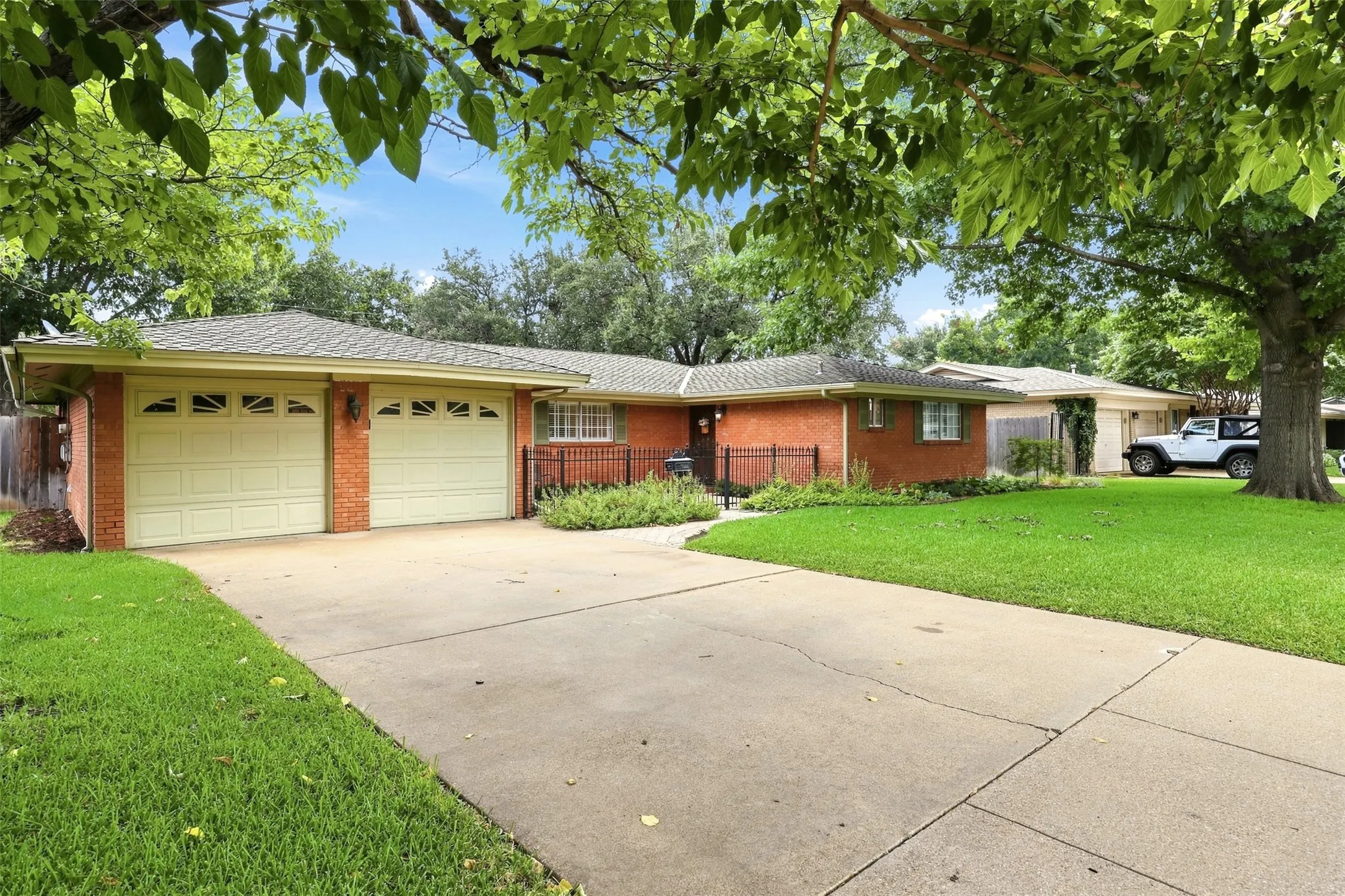 Single Family Residence For Sale in Tarrant County , 4236 Whitfield Avenue, Fort Worth, Texas 76109, 3 Bedroom, 2 Bathroom, 2 Garage spaces, 1,657 Sqft, built in 1956, mls#21364666, Real Estate Agent in Fort Worth, Homes For Sale in Tarrant county, Homes For Sale in Fort Worth, Realtor in Fort Worth Texas, Real Estate Brokerage Independent Realty Texas, Luminita Cordes Realtor