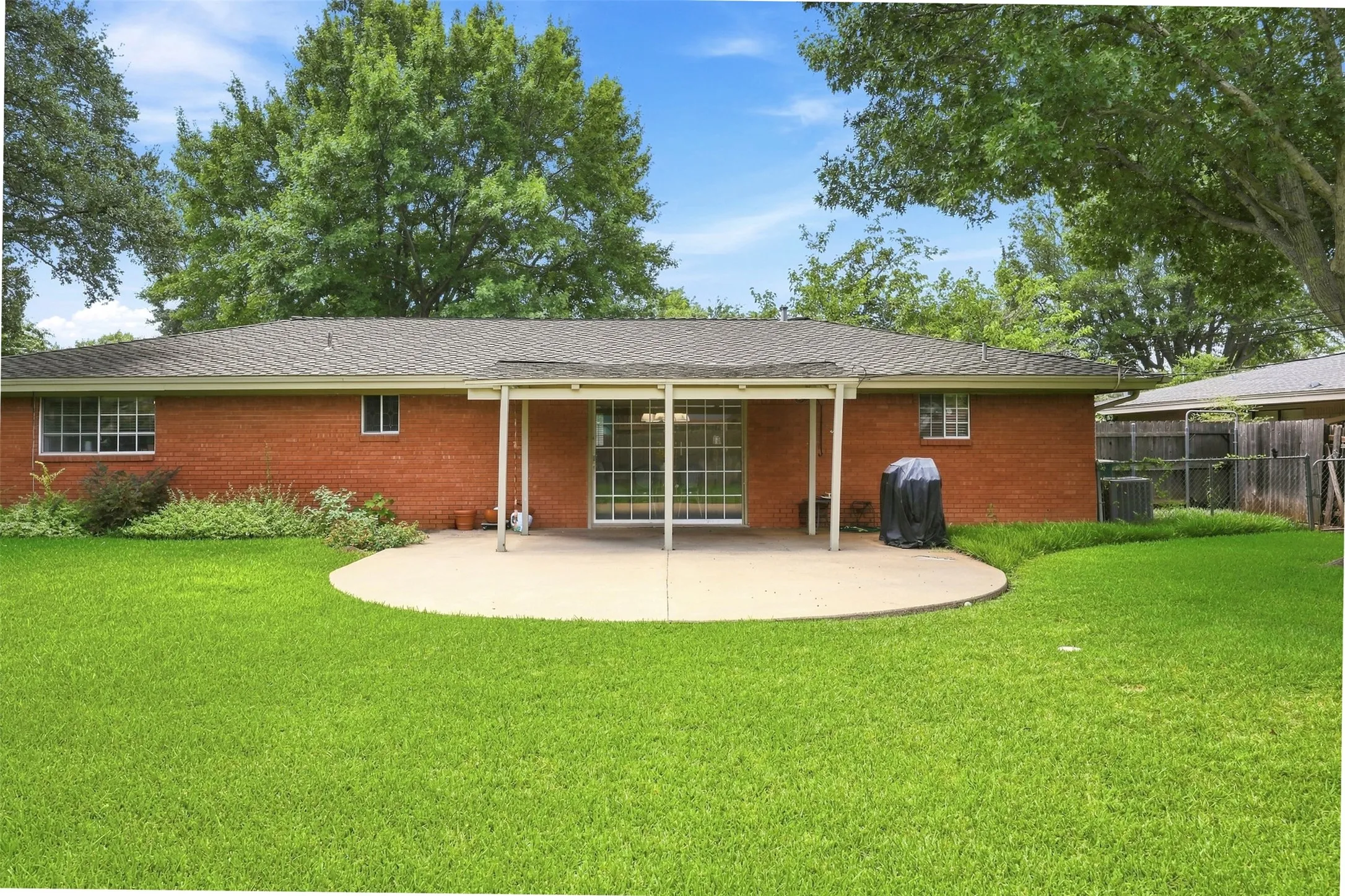 Single Family Residence For Sale in Tarrant County , 4236 Whitfield Avenue, Fort Worth, Texas 76109, 3 Bedroom, 2 Bathroom, 2 Garage spaces, 1,657 Sqft, built in 1956, mls#21364666, Real Estate Agent in Fort Worth, Homes For Sale in Tarrant county, Homes For Sale in Fort Worth, Realtor in Fort Worth Texas, Real Estate Brokerage Independent Realty Texas, Luminita Cordes Realtor
