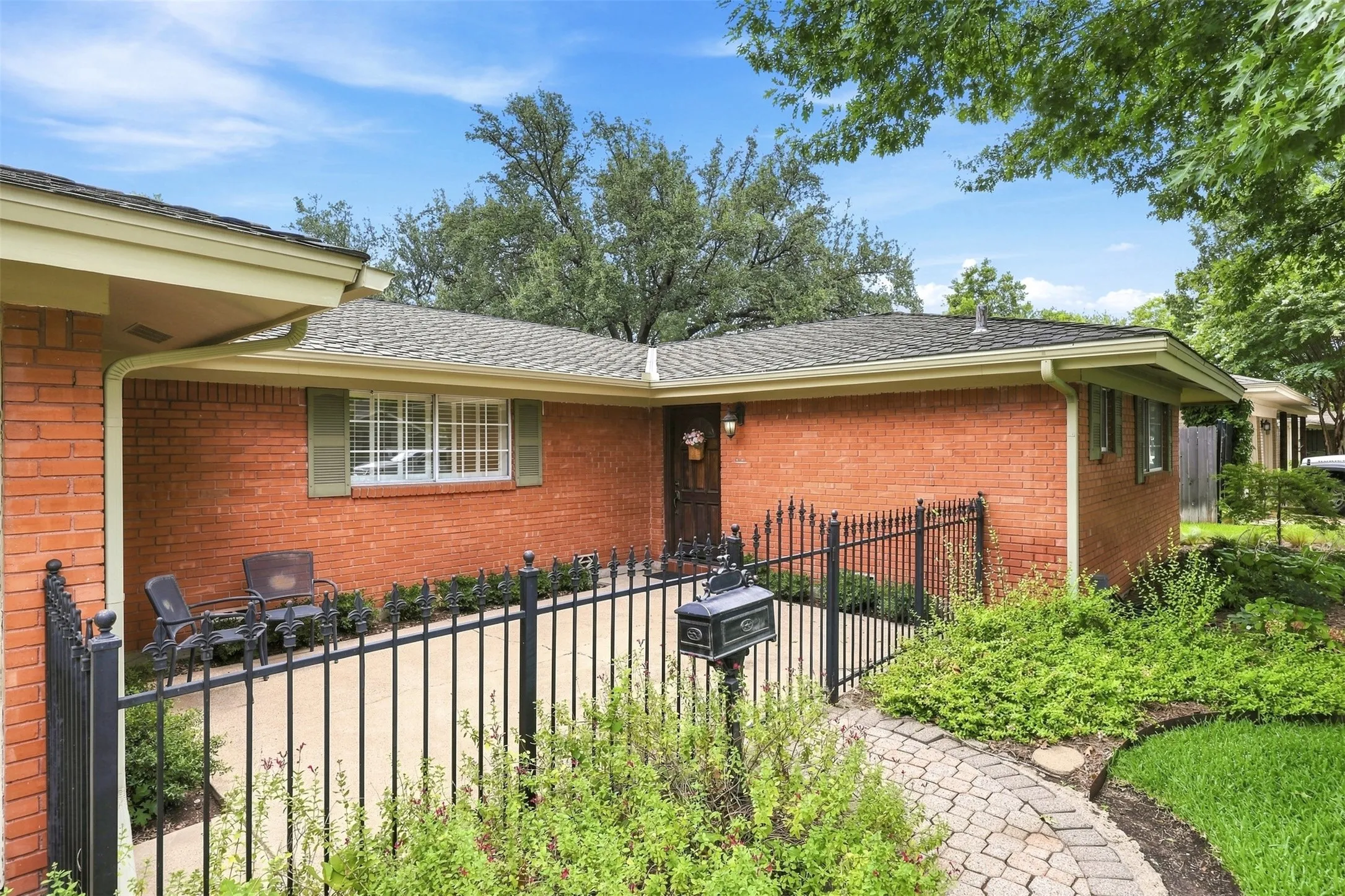 Single Family Residence For Sale in Tarrant County , 4236 Whitfield Avenue, Fort Worth, Texas 76109, 3 Bedroom, 2 Bathroom, 2 Garage spaces, 1,657 Sqft, built in 1956, mls#21364666, Real Estate Agent in Fort Worth, Homes For Sale in Tarrant county, Homes For Sale in Fort Worth, Realtor in Fort Worth Texas, Real Estate Brokerage Independent Realty Texas, Luminita Cordes Realtor