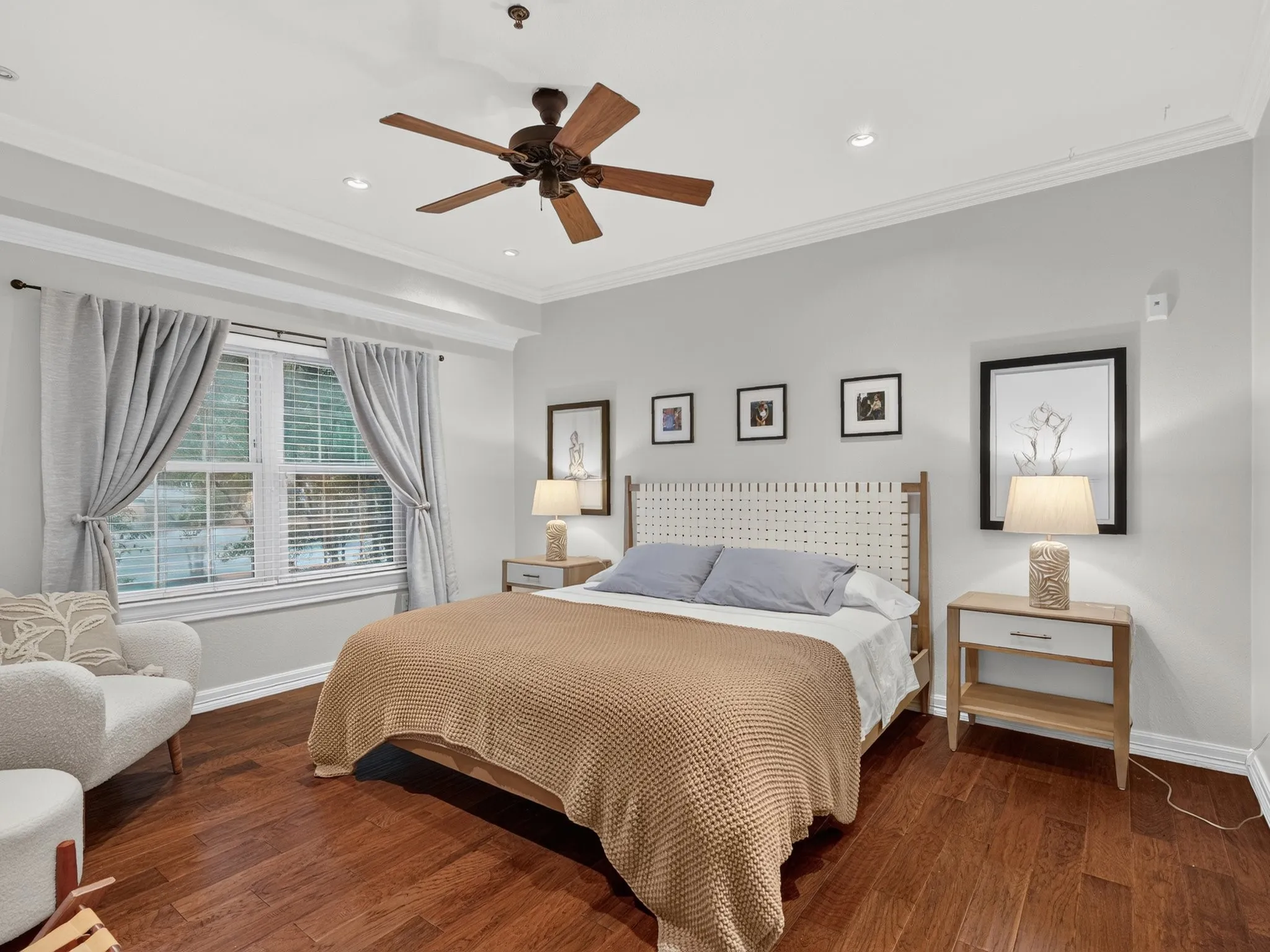 Tray ceiling with recessed lighting