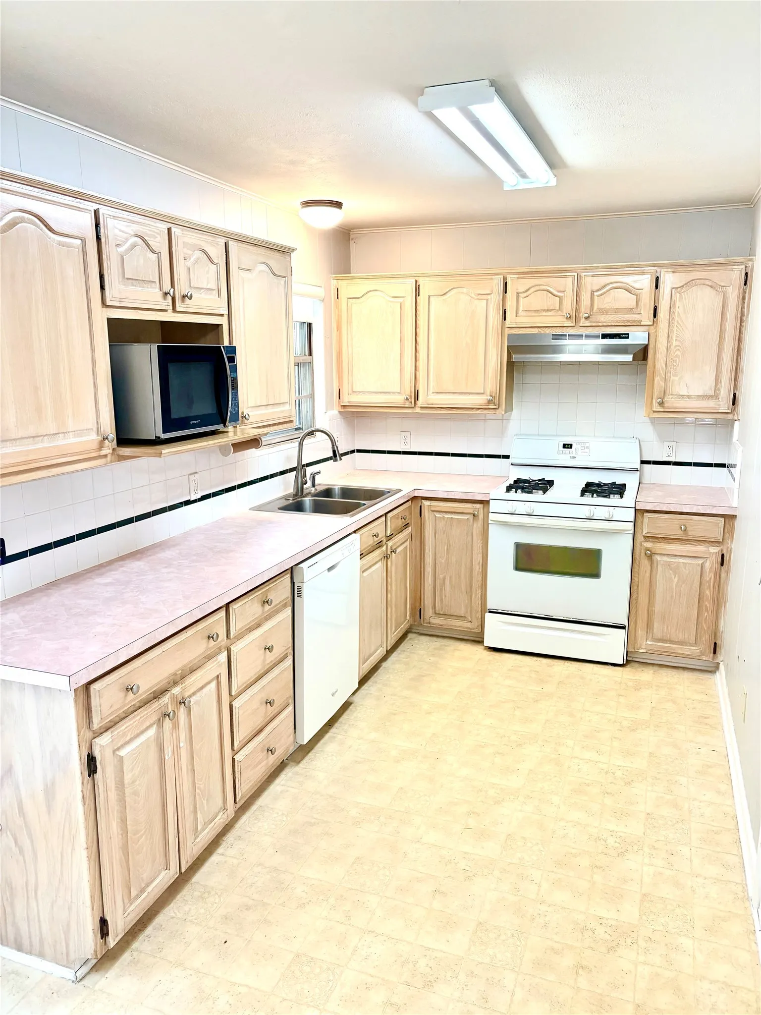 Single Family Residence For Sale in Denton County , 2014 Jacqueline Drive, Denton, Texas 76205, 3 Bedroom, 1 Bathroom, 1 Garage spaces, 939 Sqft, built in 1960, Price $230,000, mls#21364245, Real Estate Agent in Denton, Homes For Sale in Denton county, Homes For Sale in Denton, Realtor in Denton Texas, Real Estate Brokerage Independent Realty Texas, Luminita Cordes Realtor