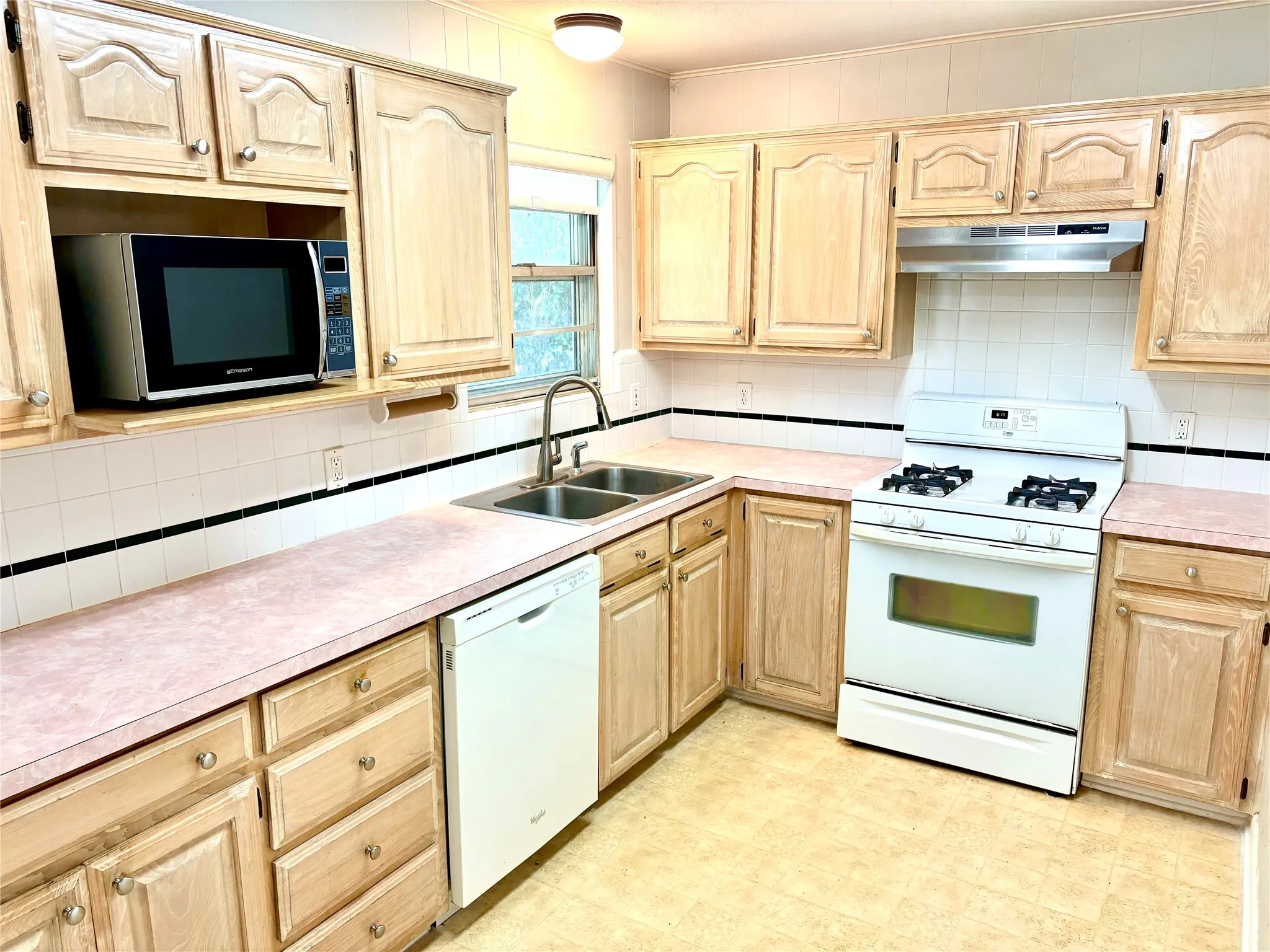 Single Family Residence For Sale in Denton County , 2014 Jacqueline Drive, Denton, Texas 76205, 3 Bedroom, 1 Bathroom, 1 Garage spaces, 939 Sqft, built in 1960, Price $230,000, mls#21364245, Real Estate Agent in Denton, Homes For Sale in Denton county, Homes For Sale in Denton, Realtor in Denton Texas, Real Estate Brokerage Independent Realty Texas, Luminita Cordes Realtor