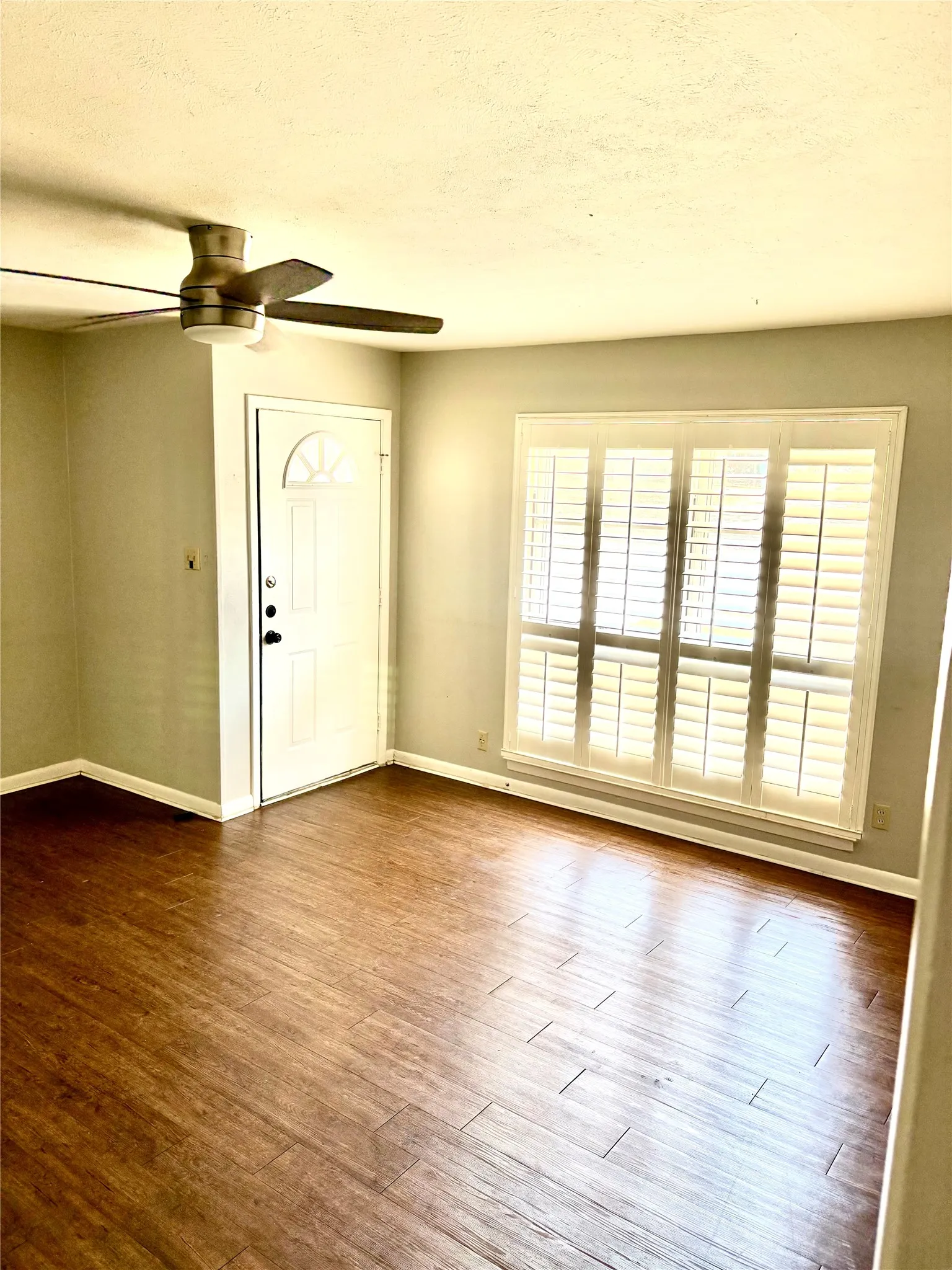 Single Family Residence For Sale in Denton County , 2014 Jacqueline Drive, Denton, Texas 76205, 3 Bedroom, 1 Bathroom, 1 Garage spaces, 939 Sqft, built in 1960, Price $230,000, mls#21364245, Real Estate Agent in Denton, Homes For Sale in Denton county, Homes For Sale in Denton, Realtor in Denton Texas, Real Estate Brokerage Independent Realty Texas, Luminita Cordes Realtor
