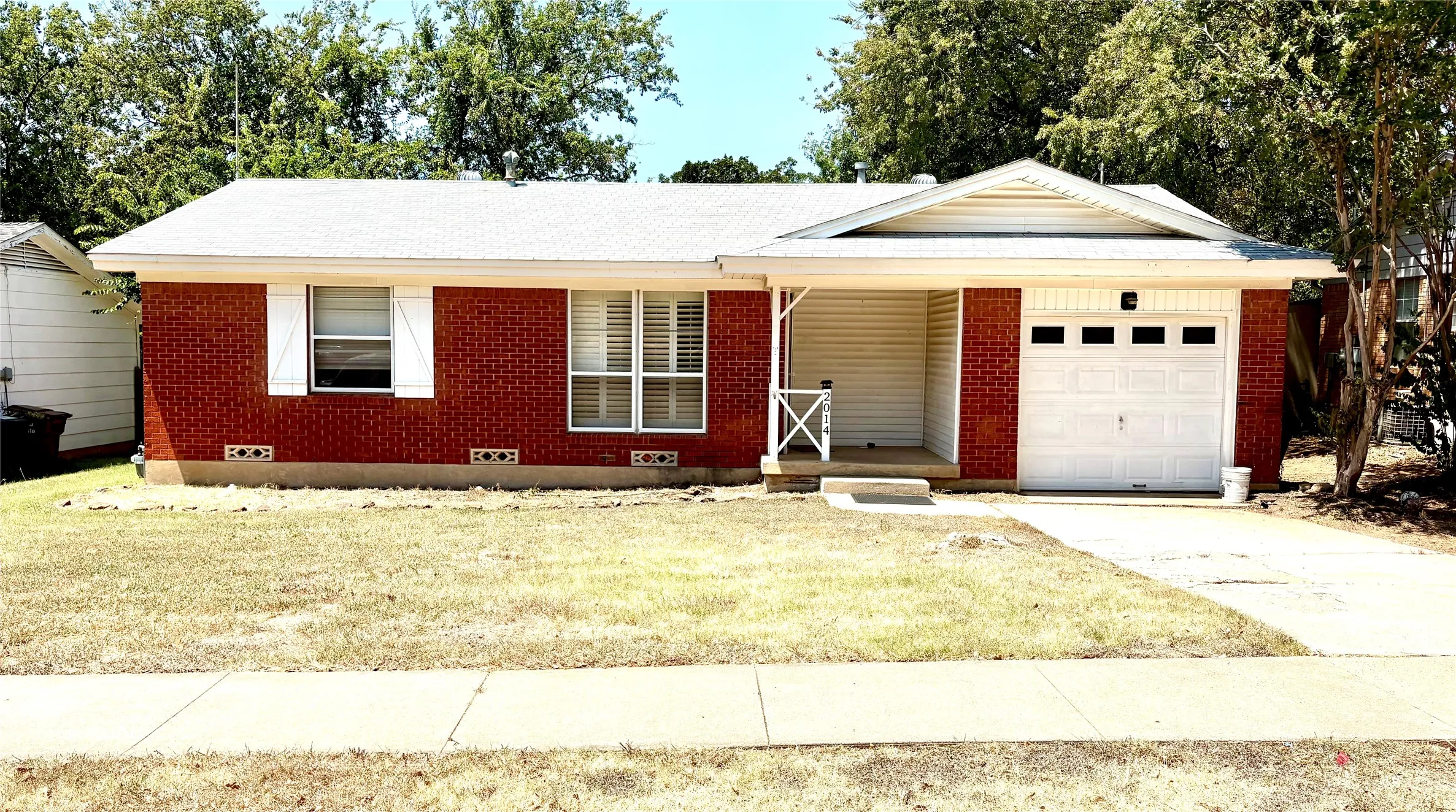 Single Family Residence For Sale in Denton County , 2014 Jacqueline Drive, Denton, Texas 76205, 3 Bedroom, 1 Bathroom, 1 Garage spaces, 939 Sqft, built in 1960, Price $230,000, mls#21364245, Real Estate Agent in Denton, Homes For Sale in Denton county, Homes For Sale in Denton, Realtor in Denton Texas, Real Estate Brokerage Independent Realty Texas, Luminita Cordes Realtor