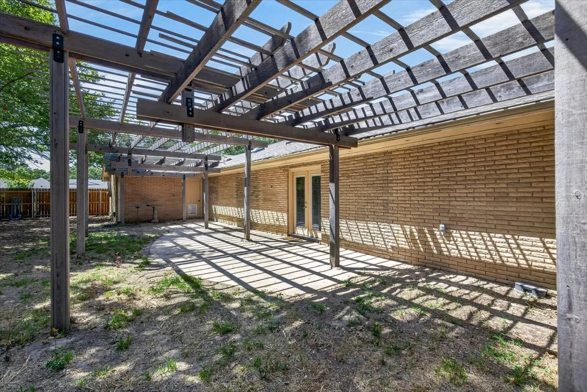 Single Family Residence For Sale in Henderson County , 726 Mulberry Drive, Athens, Texas 75751, 3 Bedroom, 2 Bathroom, 2 Garage spaces, 2,387 Sqft, built in 1996, mls#21364671, Real Estate Agent in Athens, Homes For Sale in Henderson county, Homes For Sale in Athens, Realtor in Athens Texas, Real Estate Brokerage Independent Realty Texas, Luminita Cordes Realtor