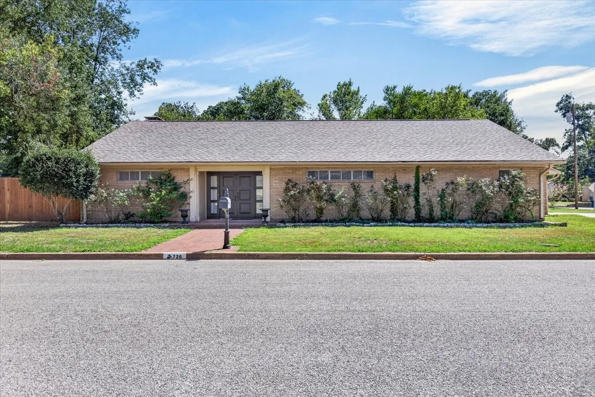 Single Family Residence For Sale in Henderson County , 726 Mulberry Drive, Athens, Texas 75751, 3 Bedroom, 2 Bathroom, 2 Garage spaces, 2,387 Sqft, built in 1996, mls#21364671, Real Estate Agent in Athens, Homes For Sale in Henderson county, Homes For Sale in Athens, Realtor in Athens Texas, Real Estate Brokerage Independent Realty Texas, Luminita Cordes Realtor