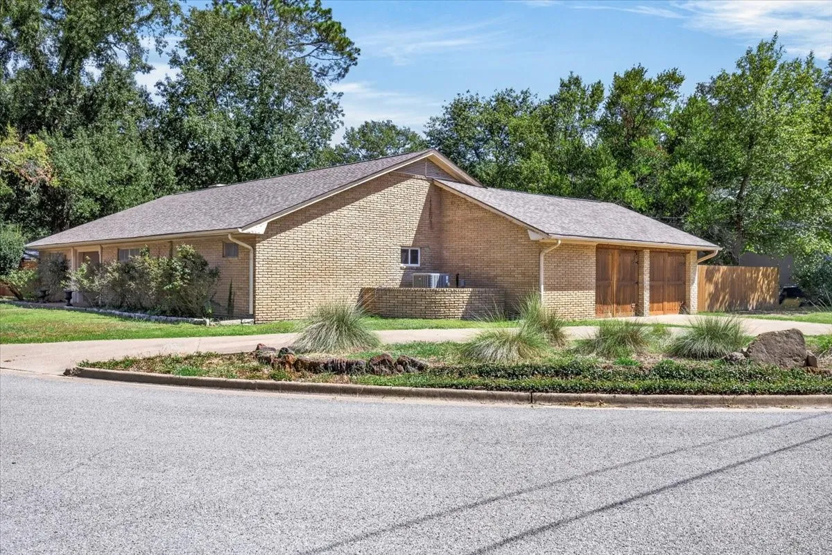 Single Family Residence For Sale in Henderson County , 726 Mulberry Drive, Athens, Texas 75751, 3 Bedroom, 2 Bathroom, 2 Garage spaces, 2,387 Sqft, built in 1996, mls#21364671, Real Estate Agent in Athens, Homes For Sale in Henderson county, Homes For Sale in Athens, Realtor in Athens Texas, Real Estate Brokerage Independent Realty Texas, Luminita Cordes Realtor