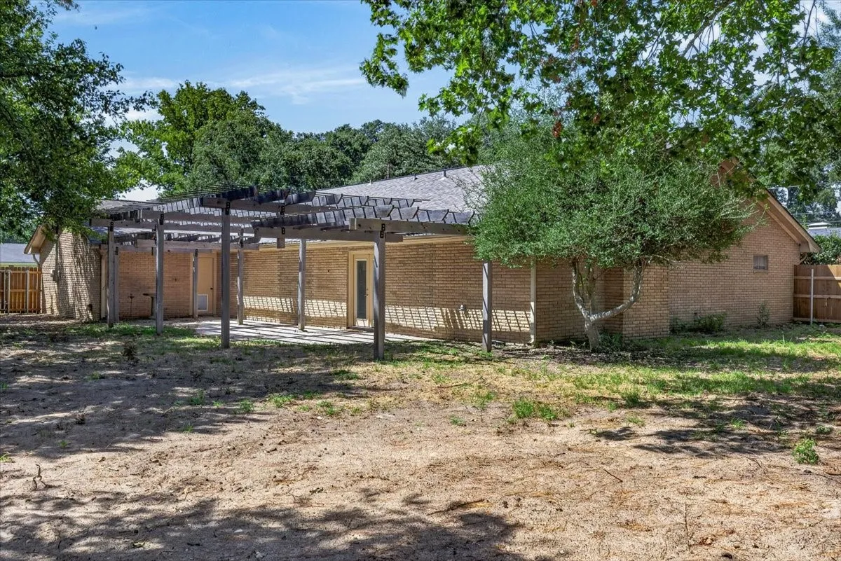 Single Family Residence For Sale in Henderson County , 726 Mulberry Drive, Athens, Texas 75751, 3 Bedroom, 2 Bathroom, 2 Garage spaces, 2,387 Sqft, built in 1996, mls#21364671, Real Estate Agent in Athens, Homes For Sale in Henderson county, Homes For Sale in Athens, Realtor in Athens Texas, Real Estate Brokerage Independent Realty Texas, Luminita Cordes Realtor