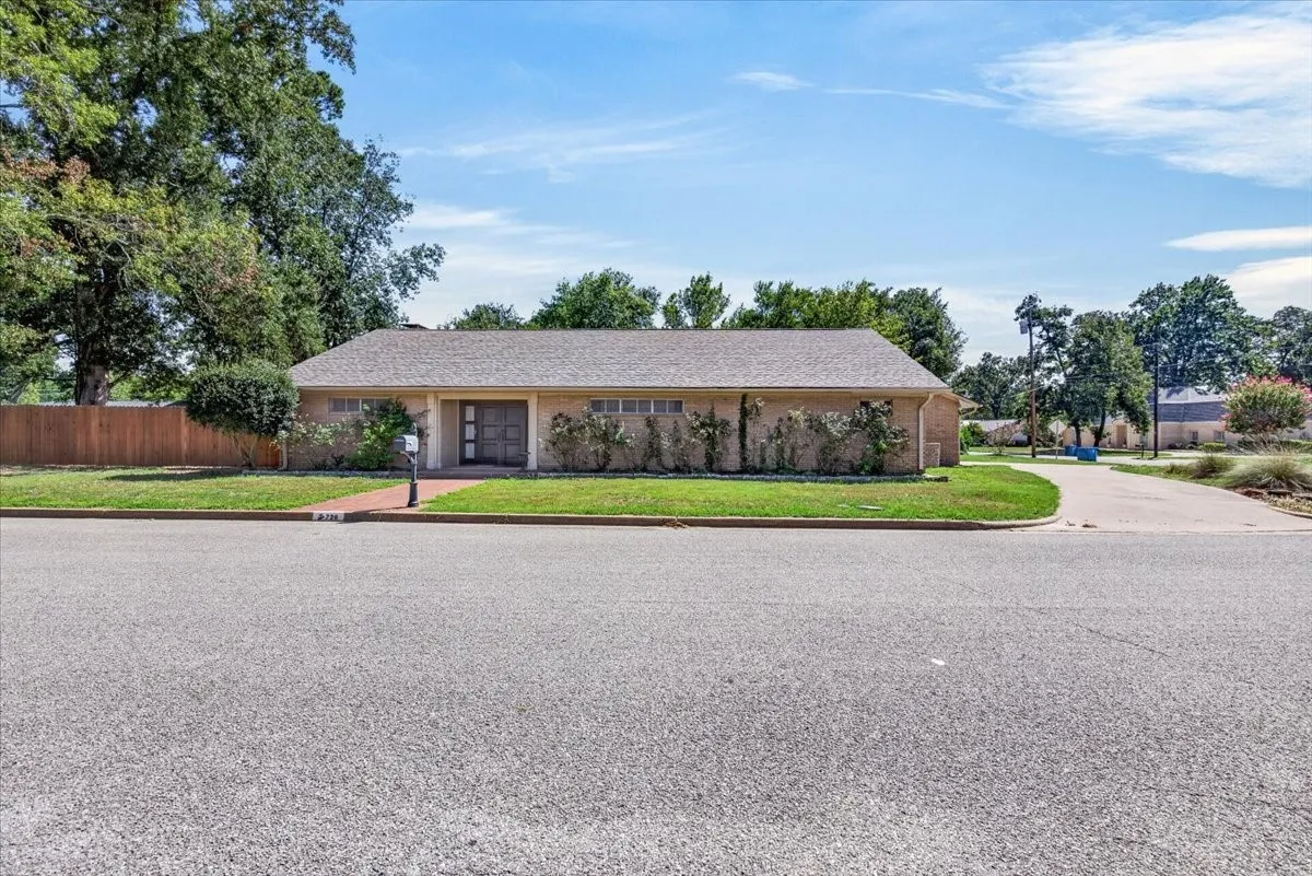 Single Family Residence For Sale in Henderson County , 726 Mulberry Drive, Athens, Texas 75751, 3 Bedroom, 2 Bathroom, 2 Garage spaces, 2,387 Sqft, built in 1996, mls#21364671, Real Estate Agent in Athens, Homes For Sale in Henderson county, Homes For Sale in Athens, Realtor in Athens Texas, Real Estate Brokerage Independent Realty Texas, Luminita Cordes Realtor