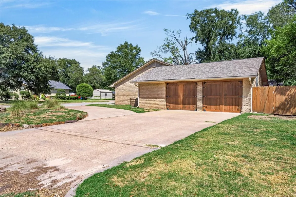 Single Family Residence For Sale in Henderson County , 726 Mulberry Drive, Athens, Texas 75751, 3 Bedroom, 2 Bathroom, 2 Garage spaces, 2,387 Sqft, built in 1996, mls#21364671, Real Estate Agent in Athens, Homes For Sale in Henderson county, Homes For Sale in Athens, Realtor in Athens Texas, Real Estate Brokerage Independent Realty Texas, Luminita Cordes Realtor