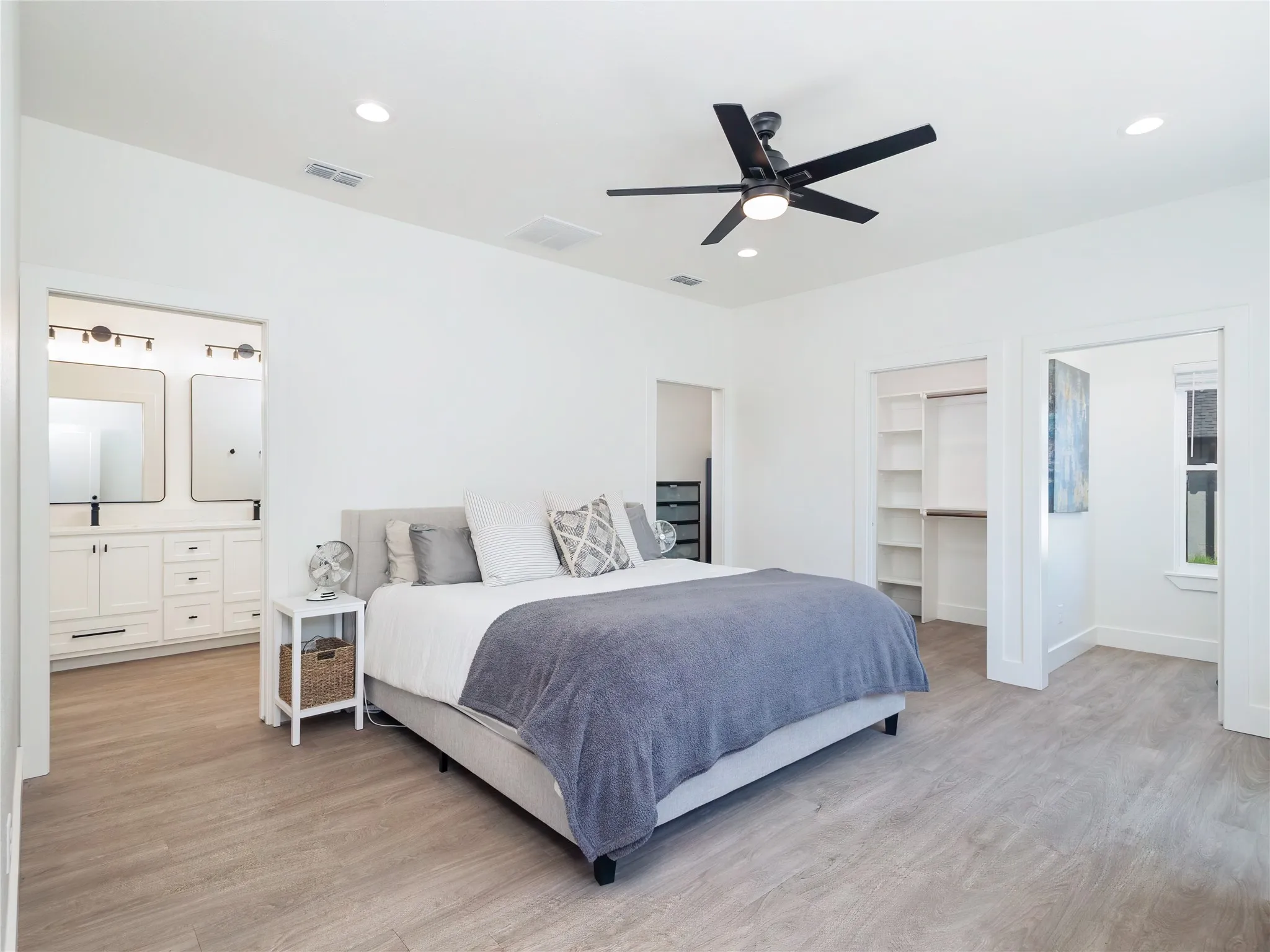 Single Family Residence For Sale in Brown County , 660 Oak Point Drive, May, Texas 76857, 5 Bedroom, 3 Bathroom, 6 Garage spaces, 2,686 Sqft, built in 2023, mls#21330363, Real Estate Agent in May, Homes For Sale in Brown county, Homes For Sale in May, Realtor in May Texas, Real Estate Brokerage Independent Realty Texas, Luminita Cordes Realtor