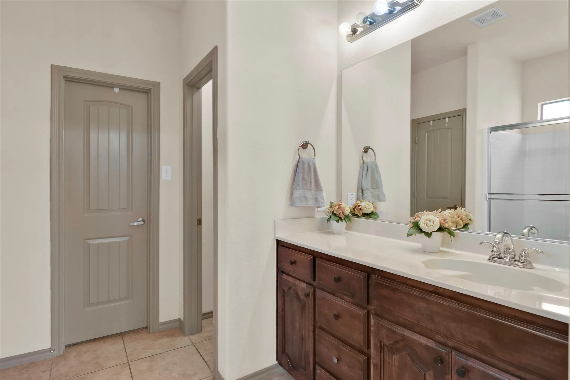 Single Family Residence For Rent in Tarrant County , 14008 Esperanza Drive, Fort Worth, Texas 76052, 3 Bedroom, 2 Bathroom, 2 Garage spaces, 1,740 Sqft, built in 2008, mls#21364683, Real Estate Agent in Fort Worth, Homes For Rent in Tarrant county, Homes For Rent in Fort Worth, Realtor in Fort Worth Texas, Real Estate Brokerage Independent Realty Texas, Luminita Cordes Realtor