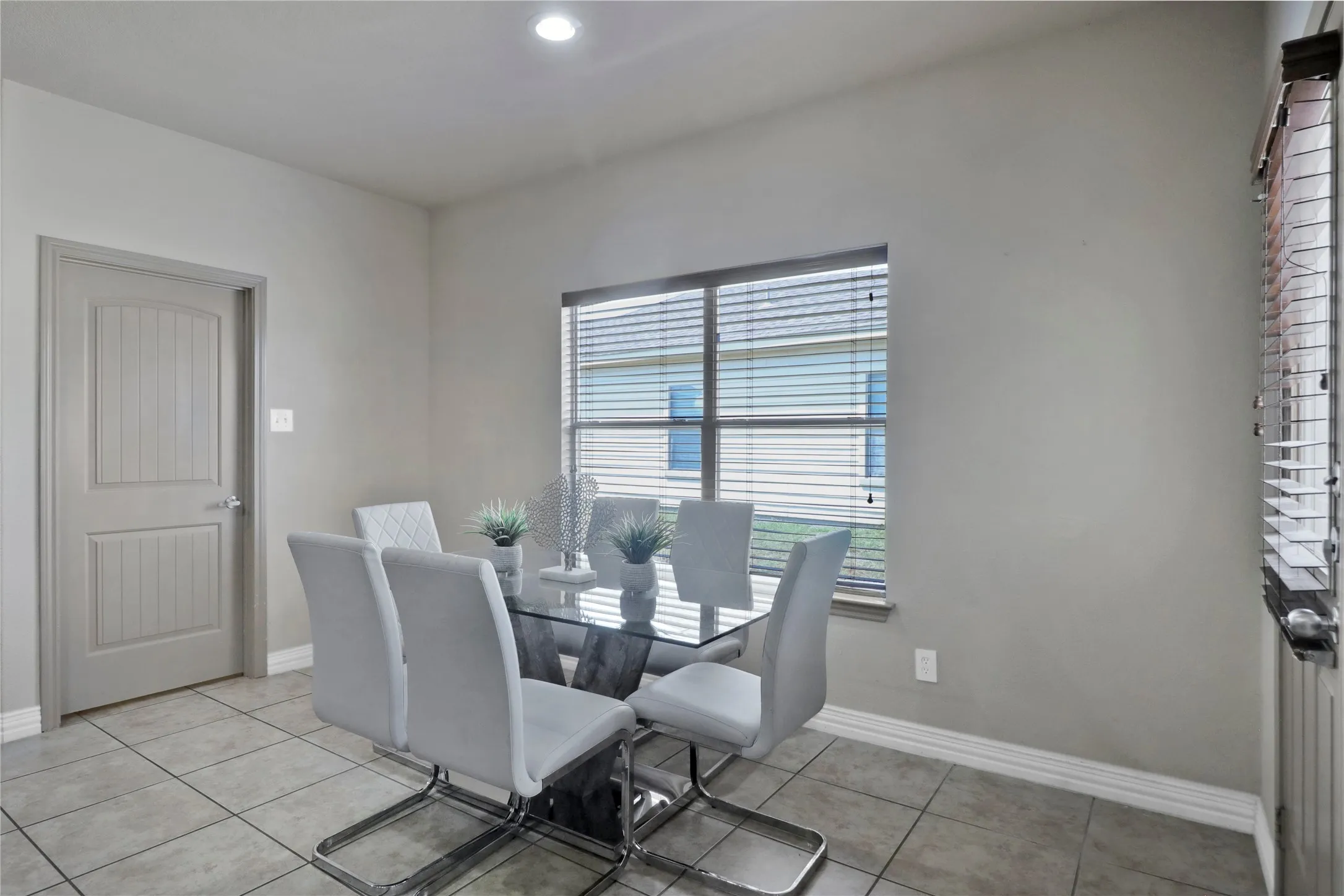 Single Family Residence For Rent in Tarrant County , 14008 Esperanza Drive, Fort Worth, Texas 76052, 3 Bedroom, 2 Bathroom, 2 Garage spaces, 1,740 Sqft, built in 2008, mls#21364683, Real Estate Agent in Fort Worth, Homes For Rent in Tarrant county, Homes For Rent in Fort Worth, Realtor in Fort Worth Texas, Real Estate Brokerage Independent Realty Texas, Luminita Cordes Realtor