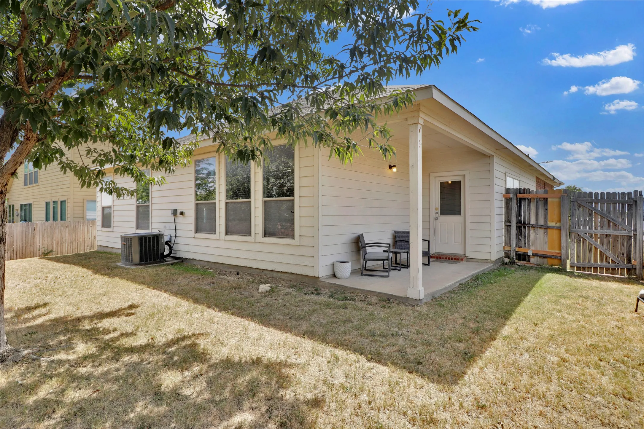 Single Family Residence For Rent in Tarrant County , 14008 Esperanza Drive, Fort Worth, Texas 76052, 3 Bedroom, 2 Bathroom, 2 Garage spaces, 1,740 Sqft, built in 2008, mls#21364683, Real Estate Agent in Fort Worth, Homes For Rent in Tarrant county, Homes For Rent in Fort Worth, Realtor in Fort Worth Texas, Real Estate Brokerage Independent Realty Texas, Luminita Cordes Realtor
