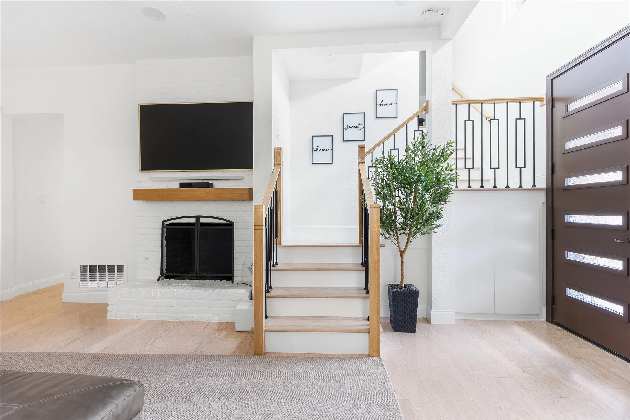 Single Family Residence For Rent in Dallas County , 6035 Berry Trail Court, Dallas, Texas 75248, 5 Bedroom, 4 Bathroom, 2 Garage spaces, 3,696 Sqft, built in 1984, Price $8,500, mls#21364670, Real Estate Agent in Dallas, Homes For Rent in Dallas county, Homes For Rent in Dallas, Realtor in Dallas Texas, Real Estate Brokerage Independent Realty Texas, Luminita Cordes Realtor