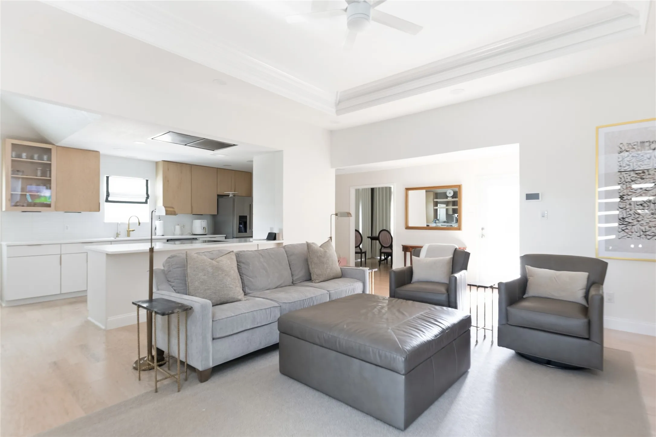 Recessed lighting, wood-finish flooring, and tray ceiling