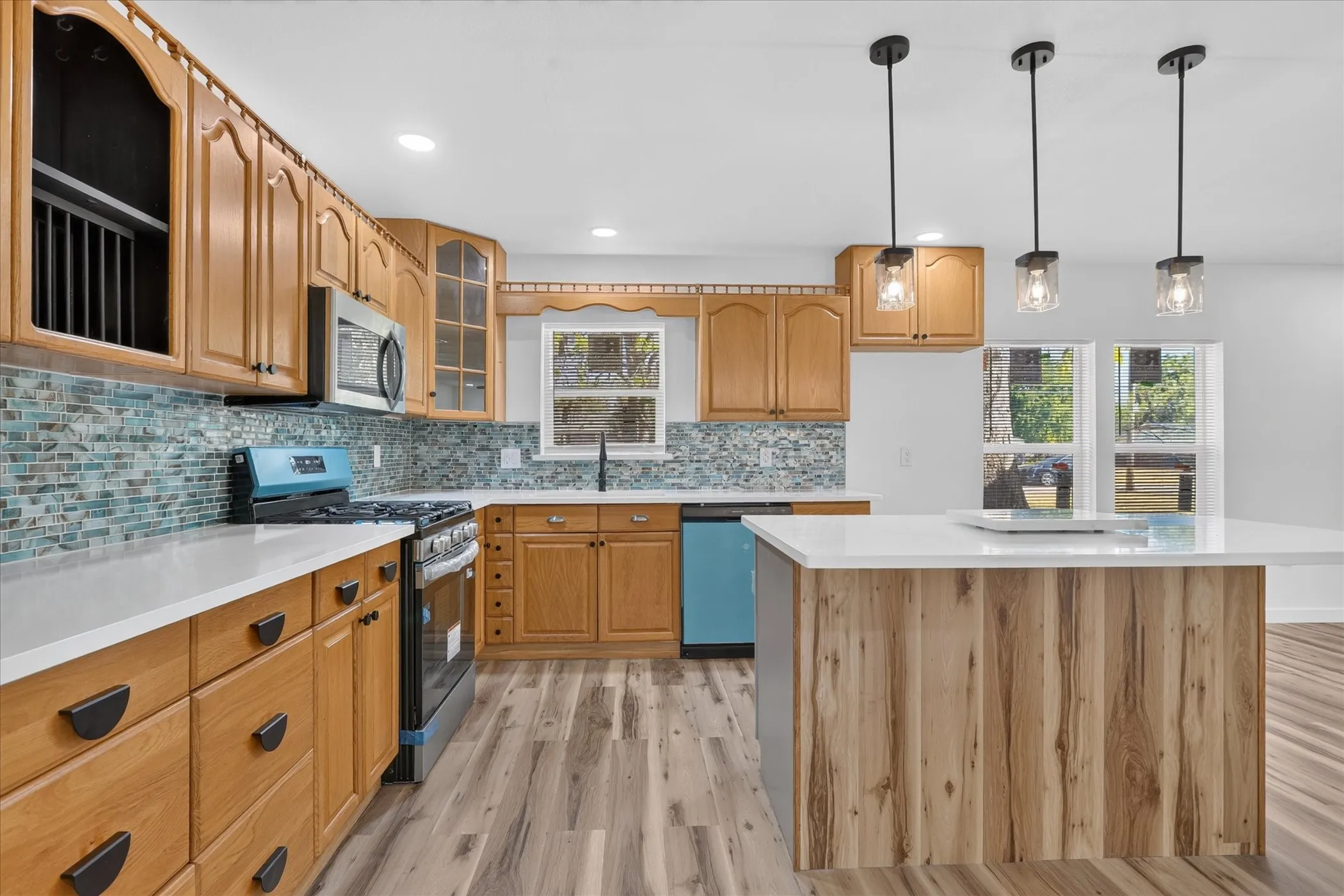 Single Family Residence For Sale in Tarrant County , 613 W Main Street, Crowley, Texas 76036, 4 Bedroom, 2 Bathroom, Garage spaces, 1,765 Sqft, built in 1958, mls#21364071, Real Estate Agent in Crowley, Homes For Sale in Tarrant county, Homes For Sale in Crowley, Realtor in Crowley Texas, Real Estate Brokerage Independent Realty Texas, Luminita Cordes Realtor