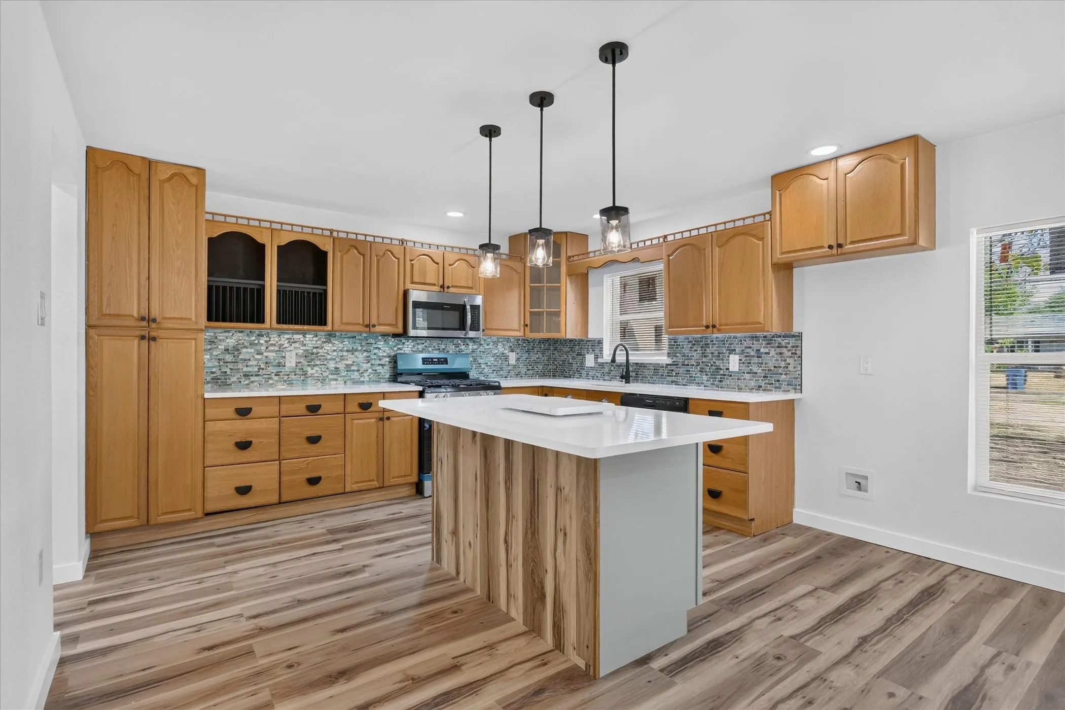 Single Family Residence For Sale in Tarrant County , 613 W Main Street, Crowley, Texas 76036, 4 Bedroom, 2 Bathroom, Garage spaces, 1,765 Sqft, built in 1958, mls#21364071, Real Estate Agent in Crowley, Homes For Sale in Tarrant county, Homes For Sale in Crowley, Realtor in Crowley Texas, Real Estate Brokerage Independent Realty Texas, Luminita Cordes Realtor