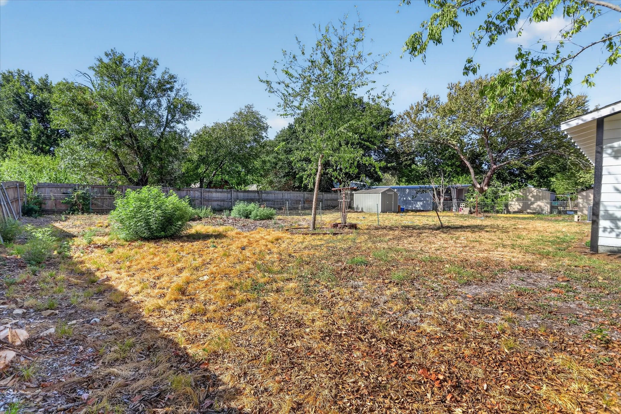 Single Family Residence For Sale in Tarrant County , 613 W Main Street, Crowley, Texas 76036, 4 Bedroom, 2 Bathroom, Garage spaces, 1,765 Sqft, built in 1958, mls#21364071, Real Estate Agent in Crowley, Homes For Sale in Tarrant county, Homes For Sale in Crowley, Realtor in Crowley Texas, Real Estate Brokerage Independent Realty Texas, Luminita Cordes Realtor