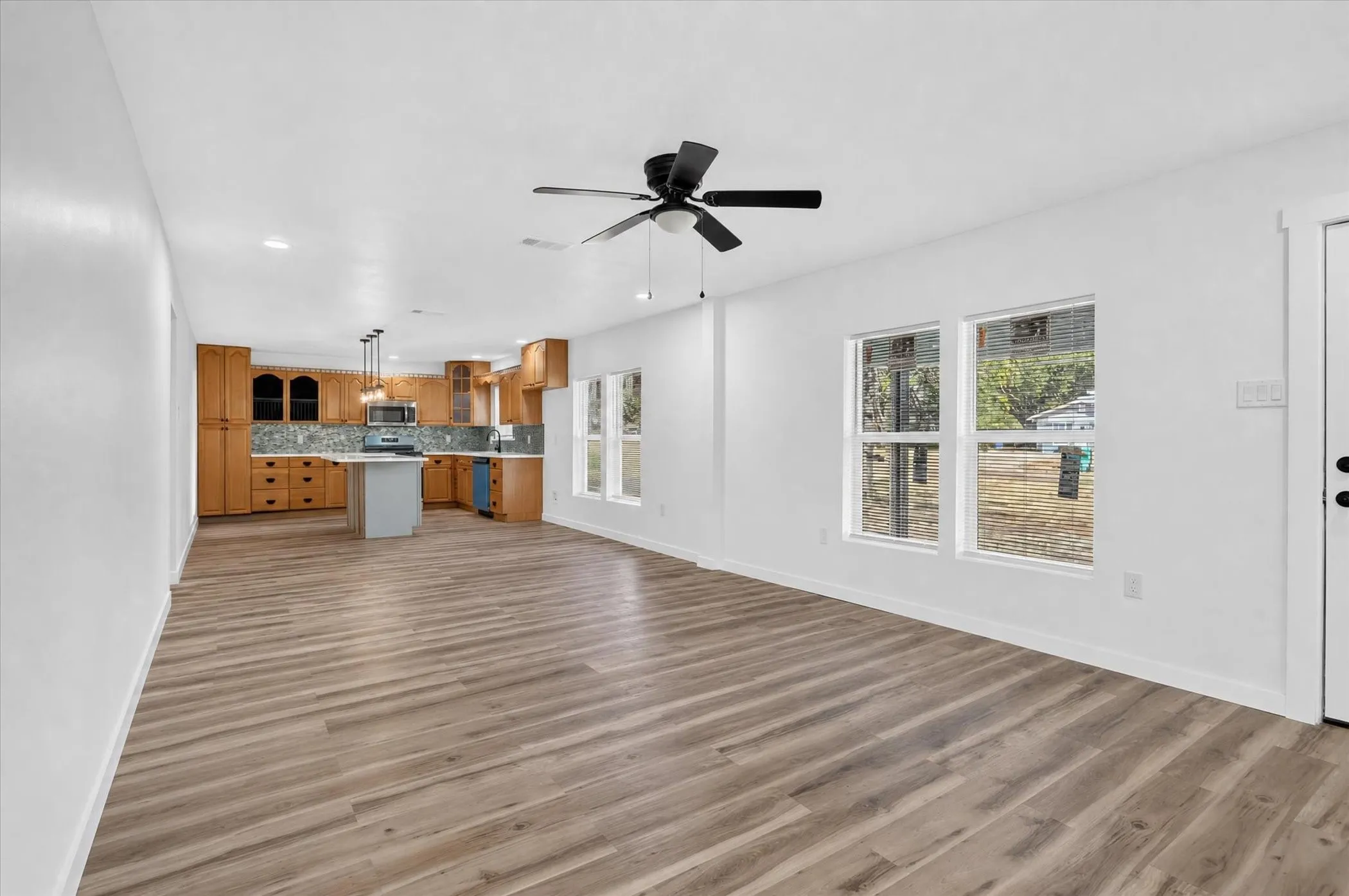 Single Family Residence For Sale in Tarrant County , 613 W Main Street, Crowley, Texas 76036, 4 Bedroom, 2 Bathroom, Garage spaces, 1,765 Sqft, built in 1958, mls#21364071, Real Estate Agent in Crowley, Homes For Sale in Tarrant county, Homes For Sale in Crowley, Realtor in Crowley Texas, Real Estate Brokerage Independent Realty Texas, Luminita Cordes Realtor