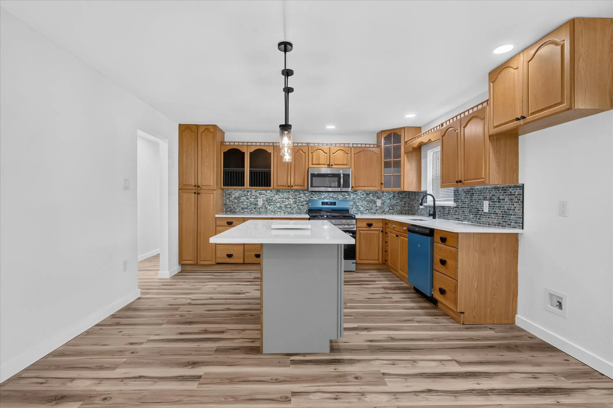 Single Family Residence For Sale in Tarrant County , 613 W Main Street, Crowley, Texas 76036, 4 Bedroom, 2 Bathroom, Garage spaces, 1,765 Sqft, built in 1958, mls#21364071, Real Estate Agent in Crowley, Homes For Sale in Tarrant county, Homes For Sale in Crowley, Realtor in Crowley Texas, Real Estate Brokerage Independent Realty Texas, Luminita Cordes Realtor
