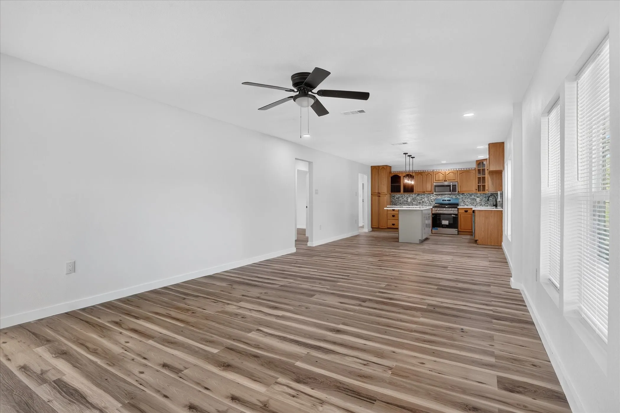 Single Family Residence For Sale in Tarrant County , 613 W Main Street, Crowley, Texas 76036, 4 Bedroom, 2 Bathroom, Garage spaces, 1,765 Sqft, built in 1958, mls#21364071, Real Estate Agent in Crowley, Homes For Sale in Tarrant county, Homes For Sale in Crowley, Realtor in Crowley Texas, Real Estate Brokerage Independent Realty Texas, Luminita Cordes Realtor