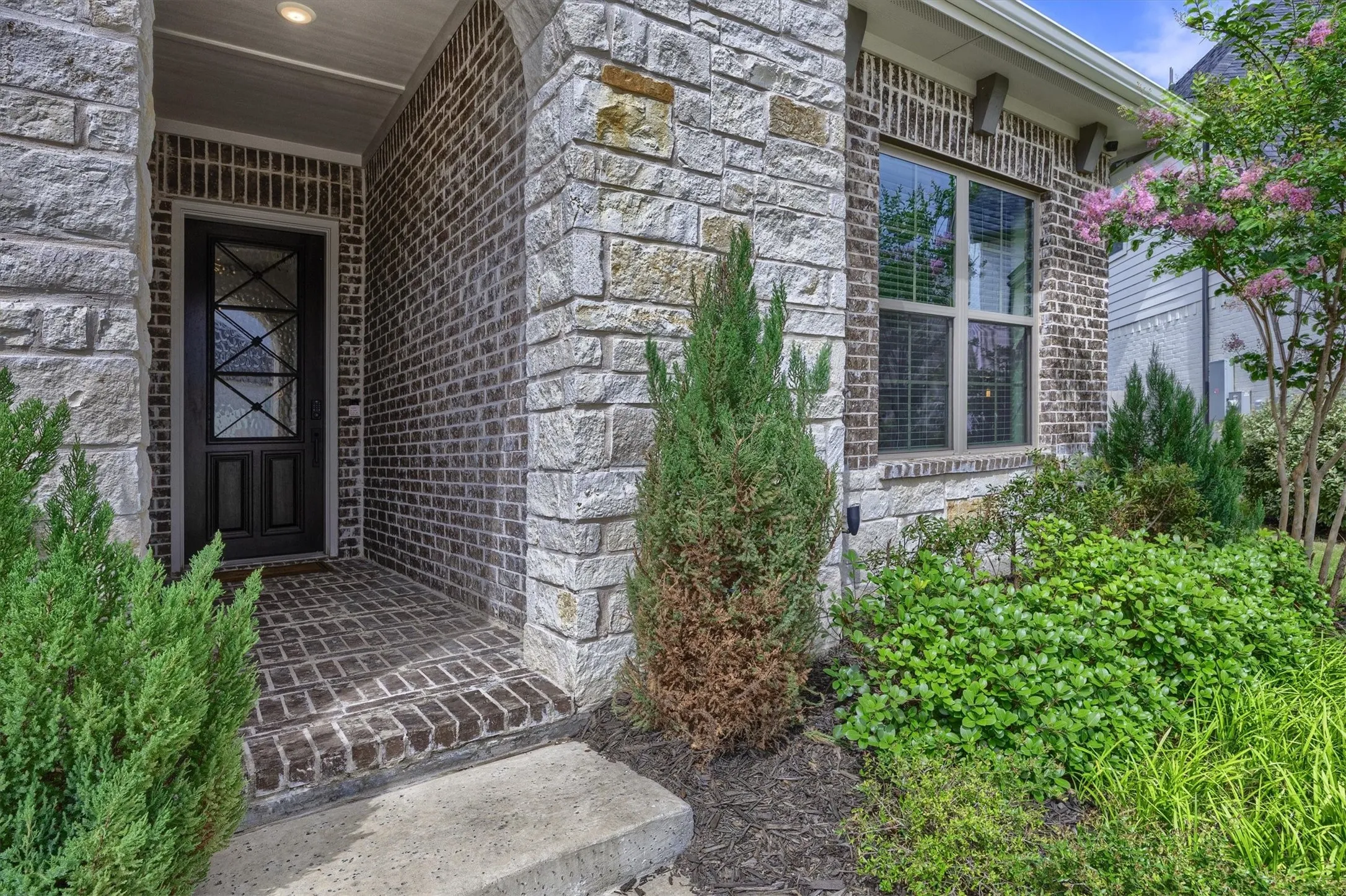Covered front porch!