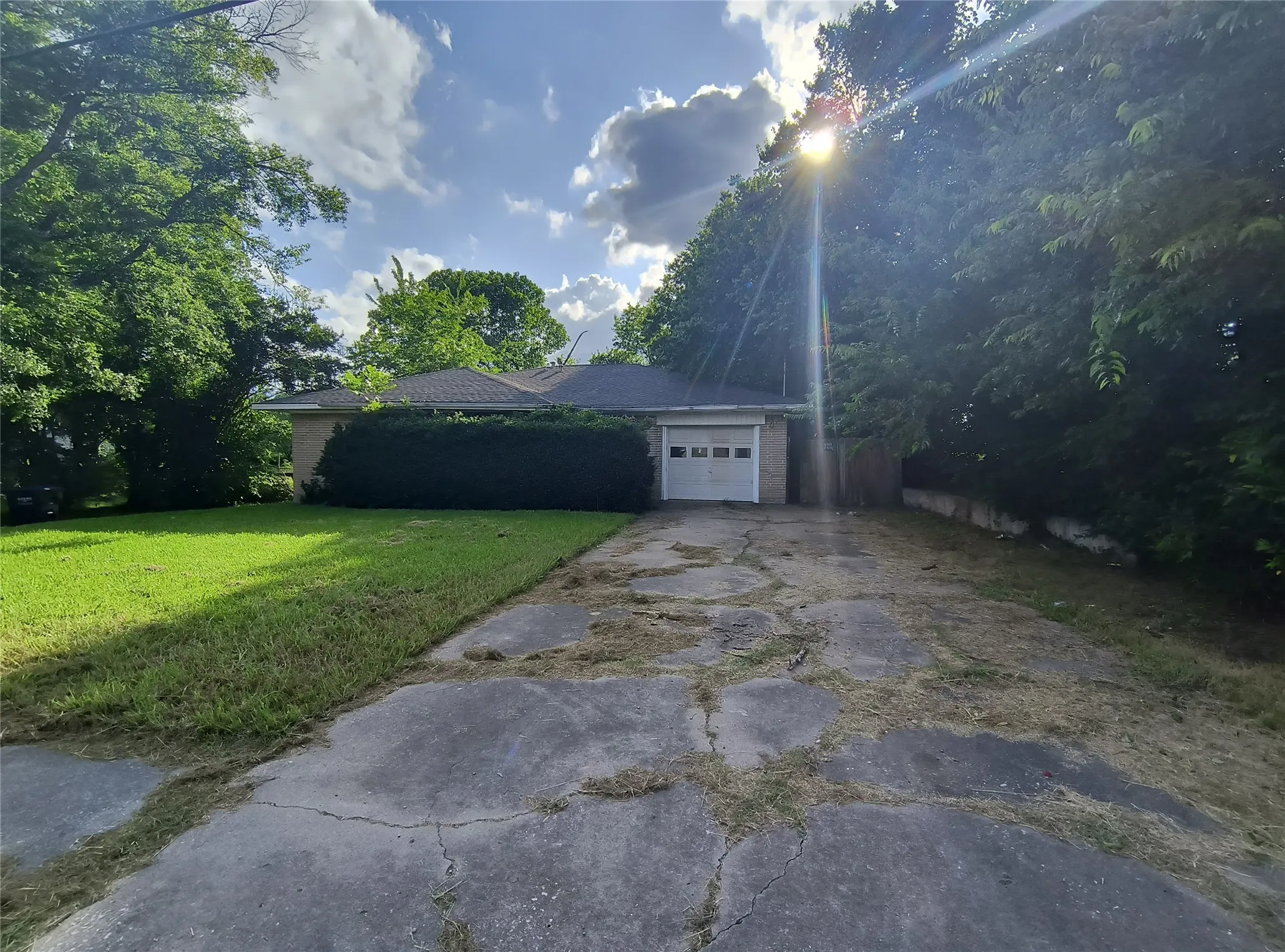 Single Family Residence For Sale in Hunt County , 1211 Wolfe City Drive, Greenville, Texas 75401, 3 Bedroom, 2 Bathroom, 1 Garage spaces, 1,308 Sqft, built in 1975, mls#21364672, Real Estate Agent in Greenville, Homes For Sale in Hunt county, Homes For Sale in Greenville, Realtor in Greenville Texas, Real Estate Brokerage Independent Realty Texas, Luminita Cordes Realtor
