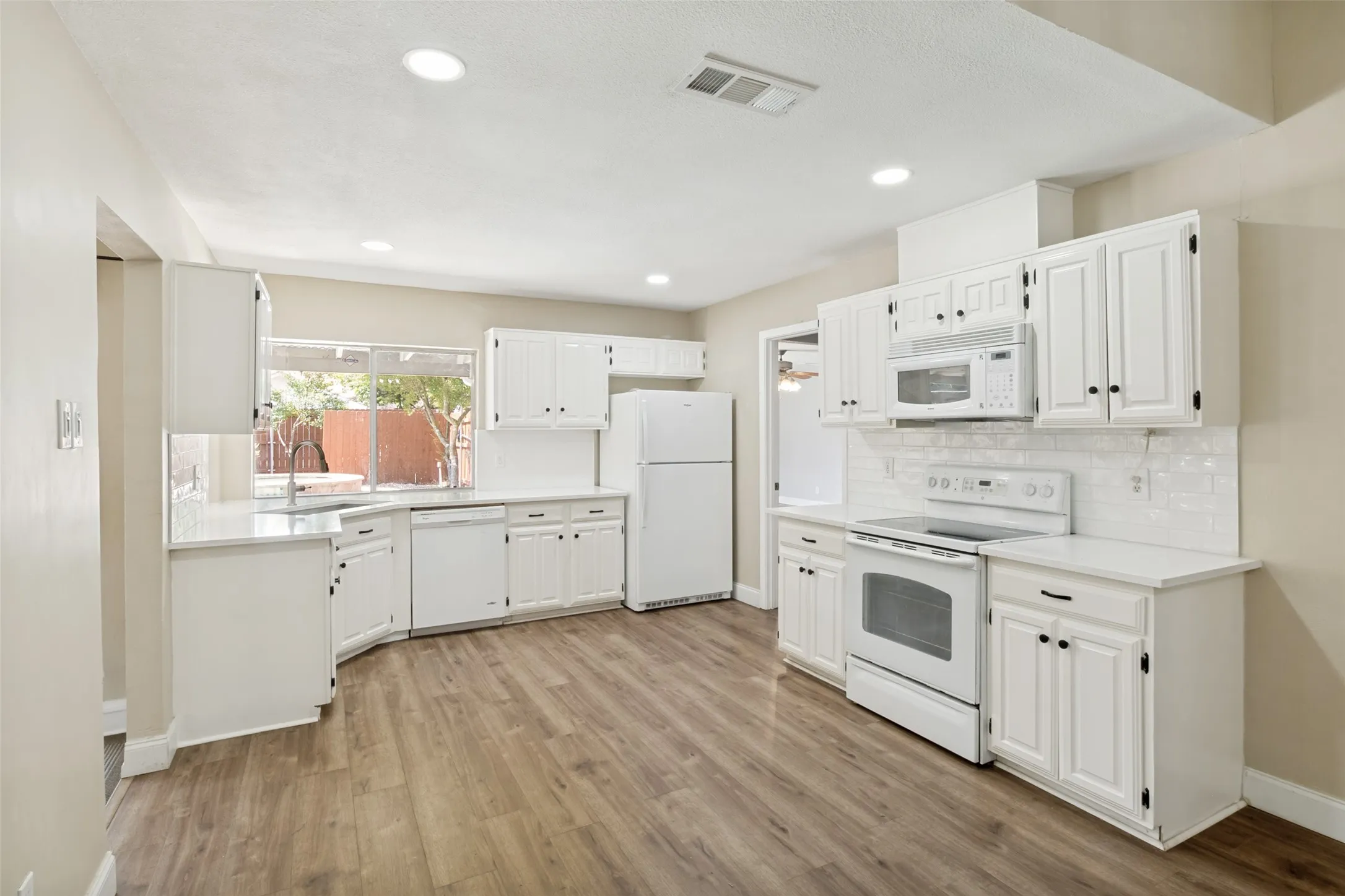 Single Family Residence For Sale in Dallas County , 1818 Trowbridge Street, Garland, Texas 75044, 3 Bedroom, 2 Bathroom, Garage spaces, 2,043 Sqft, built in 1979, mls#21364689, Real Estate Agent in Garland, Homes For Sale in Dallas county, Homes For Sale in Garland, Realtor in Garland Texas, Real Estate Brokerage Independent Realty Texas, Luminita Cordes Realtor