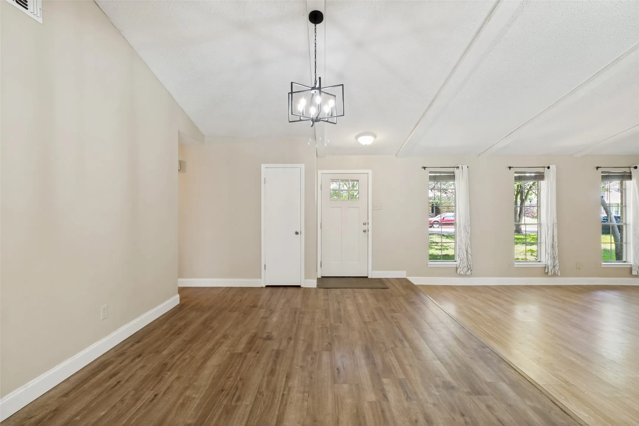Single Family Residence For Sale in Dallas County , 1818 Trowbridge Street, Garland, Texas 75044, 3 Bedroom, 2 Bathroom, Garage spaces, 2,043 Sqft, built in 1979, mls#21364689, Real Estate Agent in Garland, Homes For Sale in Dallas county, Homes For Sale in Garland, Realtor in Garland Texas, Real Estate Brokerage Independent Realty Texas, Luminita Cordes Realtor
