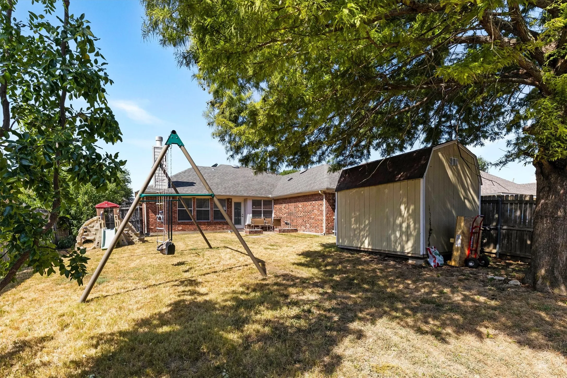Single Family Residence For Sale in Dallas County , 3106 Pecan Meadow Drive, Garland, Texas 75040, 3 Bedroom, 2 Bathroom, 2 Garage spaces, 1,778 Sqft, built in 1997, mls#21364040, Real Estate Agent in Garland, Homes For Sale in Dallas county, Homes For Sale in Garland, Realtor in Garland Texas, Real Estate Brokerage Independent Realty Texas, Luminita Cordes Realtor