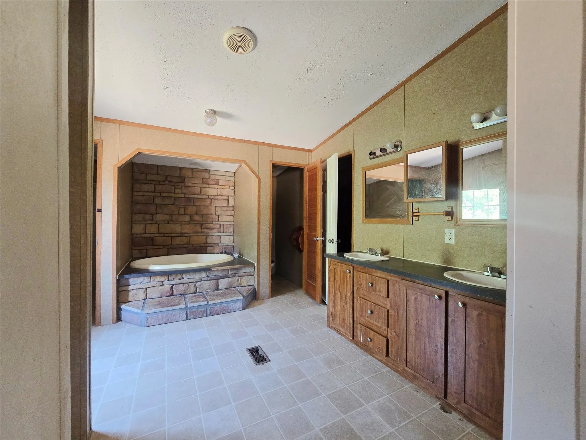 Mobile Home For Sale in Hood County , 3003 Hilltop Road, Granbury, Texas 76048, 4 Bedroom, 2 Bathroom, Garage spaces, 2,294 Sqft, built in 2006, mls#21362557, Real Estate Agent in Granbury, Homes For Sale in Hood county, Homes For Sale in Granbury, Realtor in Granbury Texas, Real Estate Brokerage Independent Realty Texas, Luminita Cordes Realtor