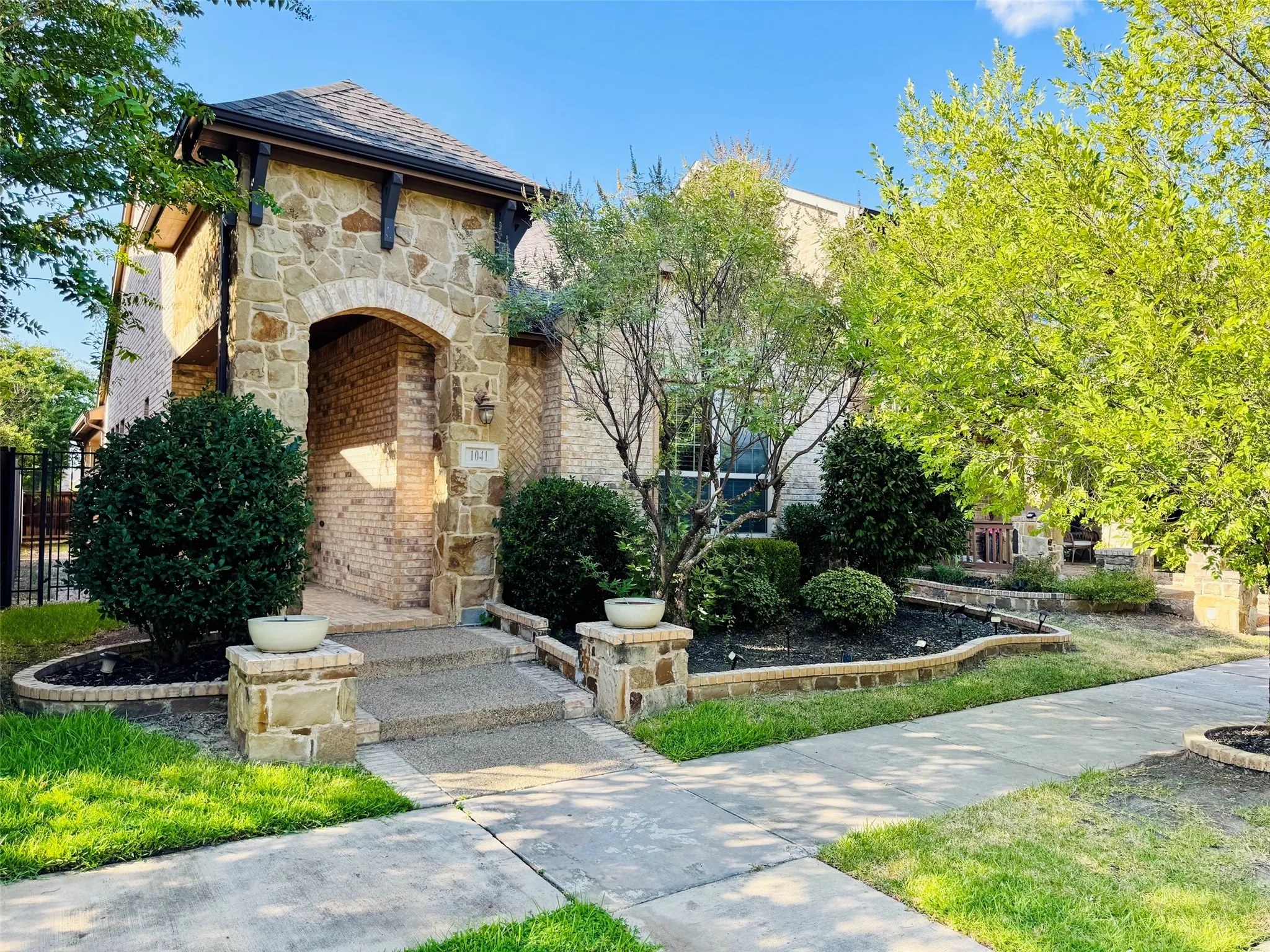 Single Family Residence For Sale in Tarrant County , 1041 Lone Ivory Trail, Arlington, Texas 76005, 3 Bedroom, 2 Bathroom, 2 Garage spaces, 1,640 Sqft, built in 2013, Price $435,000, mls#21363237, Real Estate Agent in Arlington, Homes For Sale in Tarrant county, Homes For Sale in Arlington, Realtor in Arlington Texas, Real Estate Brokerage Independent Realty Texas, Luminita Cordes Realtor