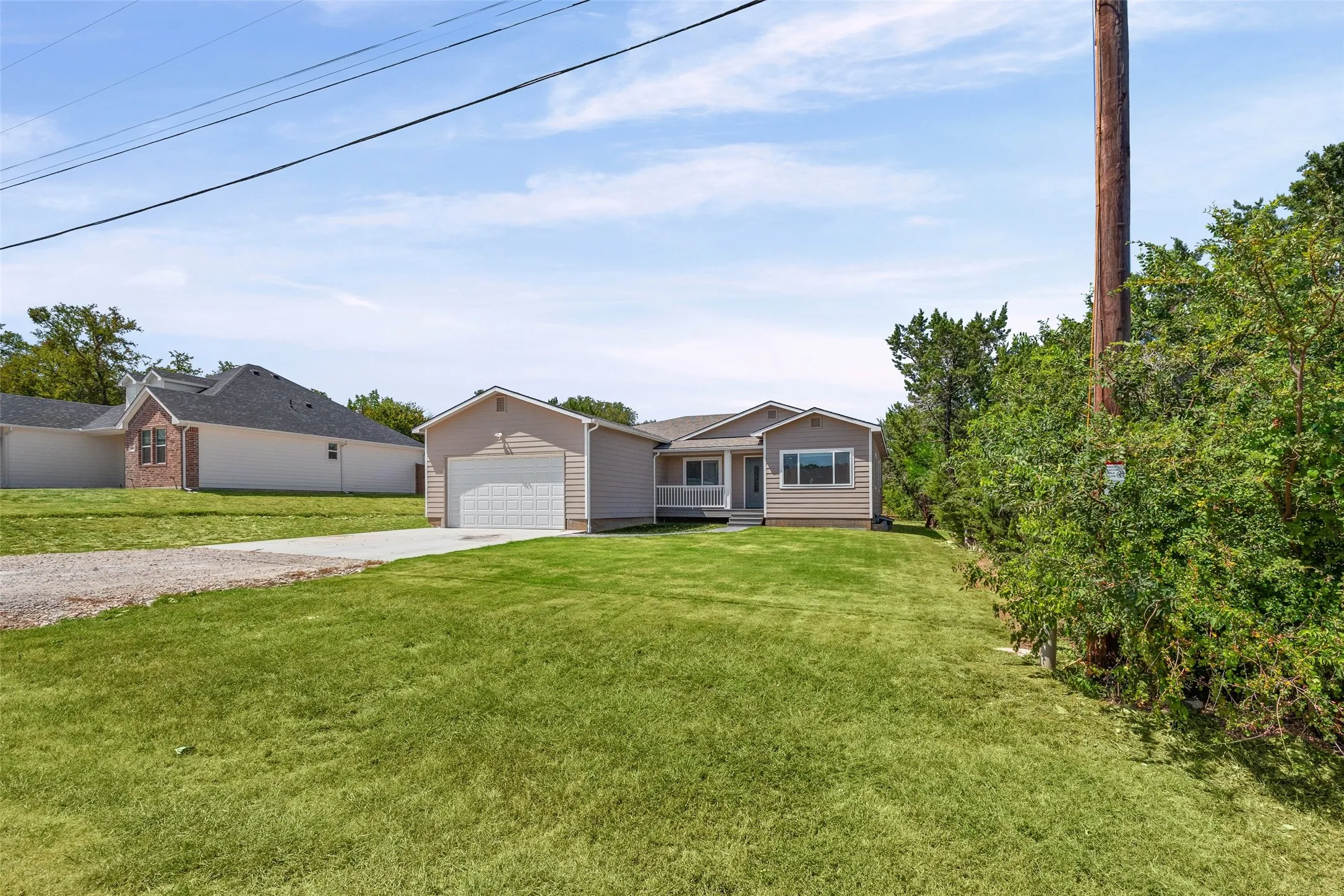 Single Family Residence For Sale in Hood County , 5908 Collins Court, Granbury, Texas 76048, 3 Bedroom, 2 Bathroom, 2 Garage spaces, 1,756 Sqft, built in 2024, mls#21364725, Real Estate Agent in Granbury, Homes For Sale in Hood county, Homes For Sale in Granbury, Realtor in Granbury Texas, Real Estate Brokerage Independent Realty Texas, Luminita Cordes Realtor