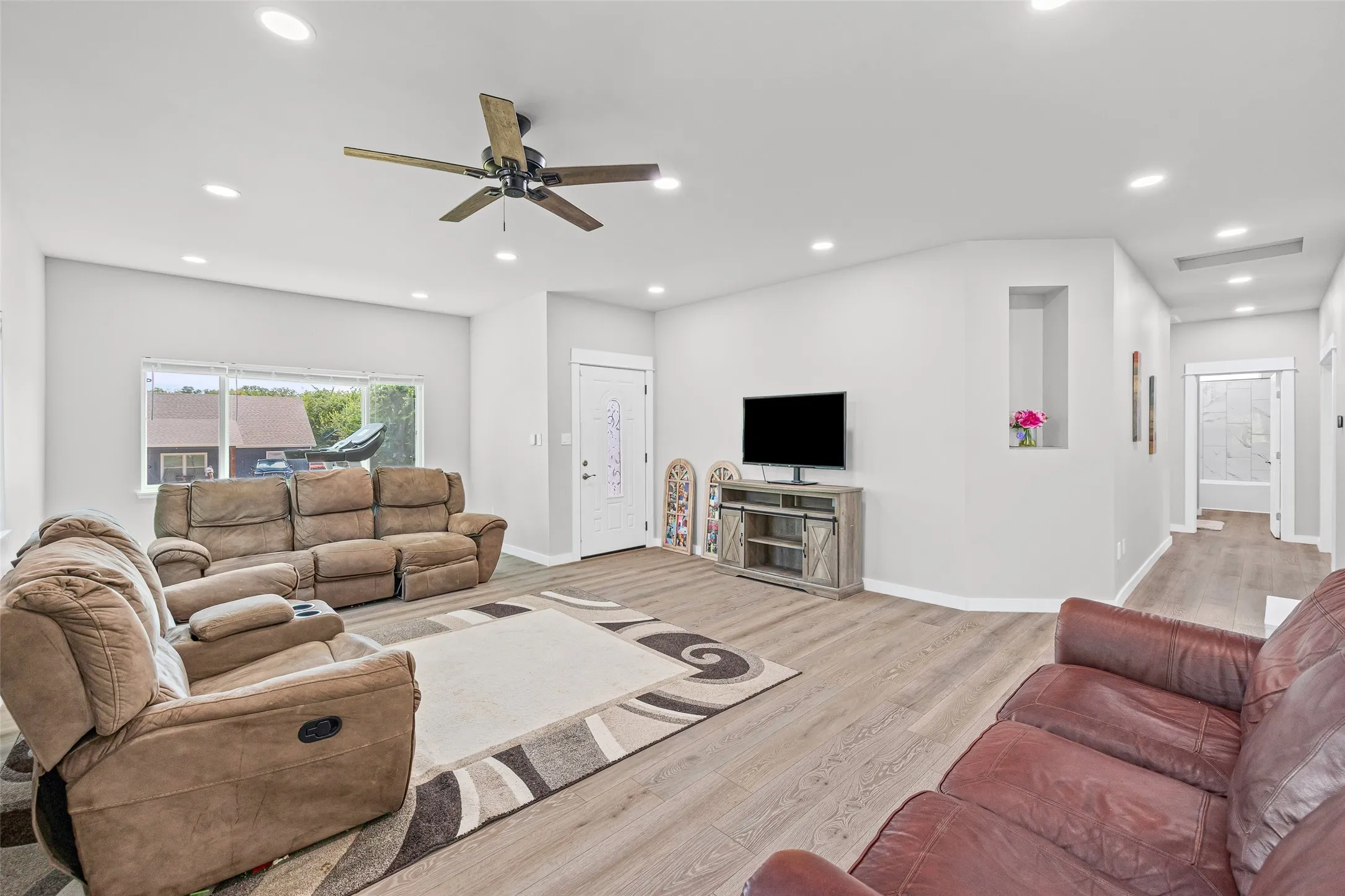 Single Family Residence For Sale in Hood County , 5908 Collins Court, Granbury, Texas 76048, 3 Bedroom, 2 Bathroom, 2 Garage spaces, 1,756 Sqft, built in 2024, mls#21364725, Real Estate Agent in Granbury, Homes For Sale in Hood county, Homes For Sale in Granbury, Realtor in Granbury Texas, Real Estate Brokerage Independent Realty Texas, Luminita Cordes Realtor