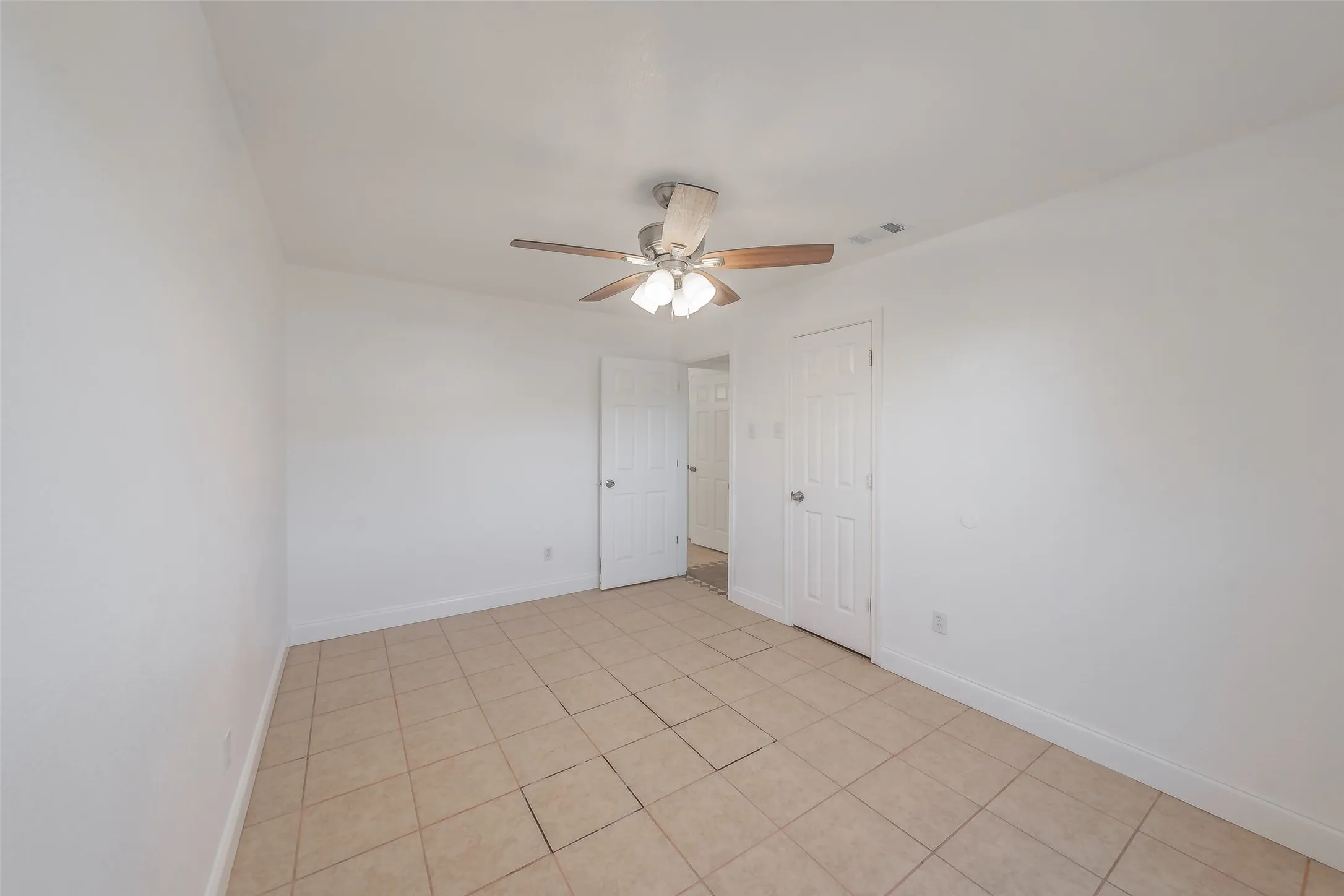 Single Family Residence For Sale in Dallas County , 1534 Marfa Avenue, Dallas, Texas 75216, 3 Bedroom, 2 Bathroom, 1 Garage spaces, 1,265 Sqft, built in 2003, mls#21364713, Real Estate Agent in Dallas, Homes For Sale in Dallas county, Homes For Sale in Dallas, Realtor in Dallas Texas, Real Estate Brokerage Independent Realty Texas, Luminita Cordes Realtor