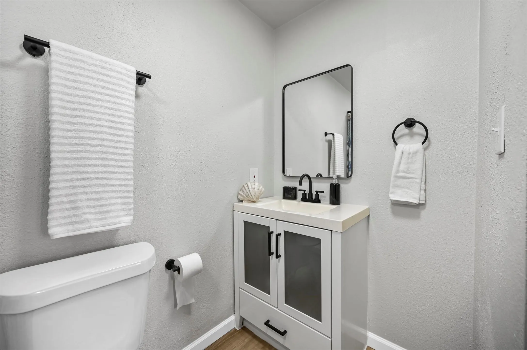 Single Family Residence For Sale in Johnson County , 88 Live Oak Street, Alvarado, Texas 76009, 1 Bedroom, 2 Bathroom, Garage spaces, 924 Sqft, built in 1985, Price $138,000, mls#21350304, Real Estate Agent in Alvarado, Homes For Sale in Johnson county, Homes For Sale in Alvarado, Realtor in Alvarado Texas, Real Estate Brokerage Independent Realty Texas, Luminita Cordes Realtor