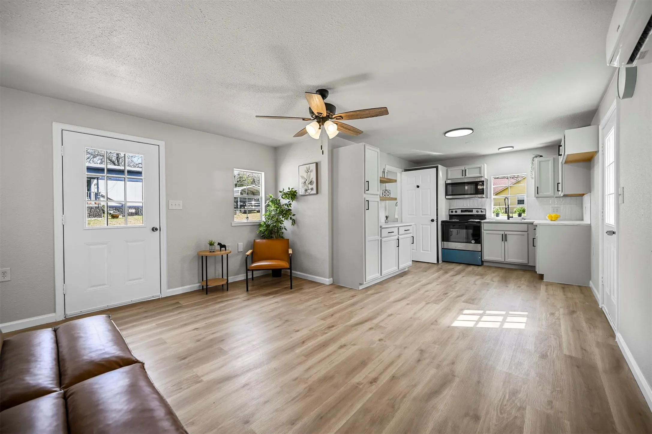 Single Family Residence For Sale in Johnson County , 88 Live Oak Street, Alvarado, Texas 76009, 1 Bedroom, 2 Bathroom, Garage spaces, 924 Sqft, built in 1985, Price $138,000, mls#21350304, Real Estate Agent in Alvarado, Homes For Sale in Johnson county, Homes For Sale in Alvarado, Realtor in Alvarado Texas, Real Estate Brokerage Independent Realty Texas, Luminita Cordes Realtor