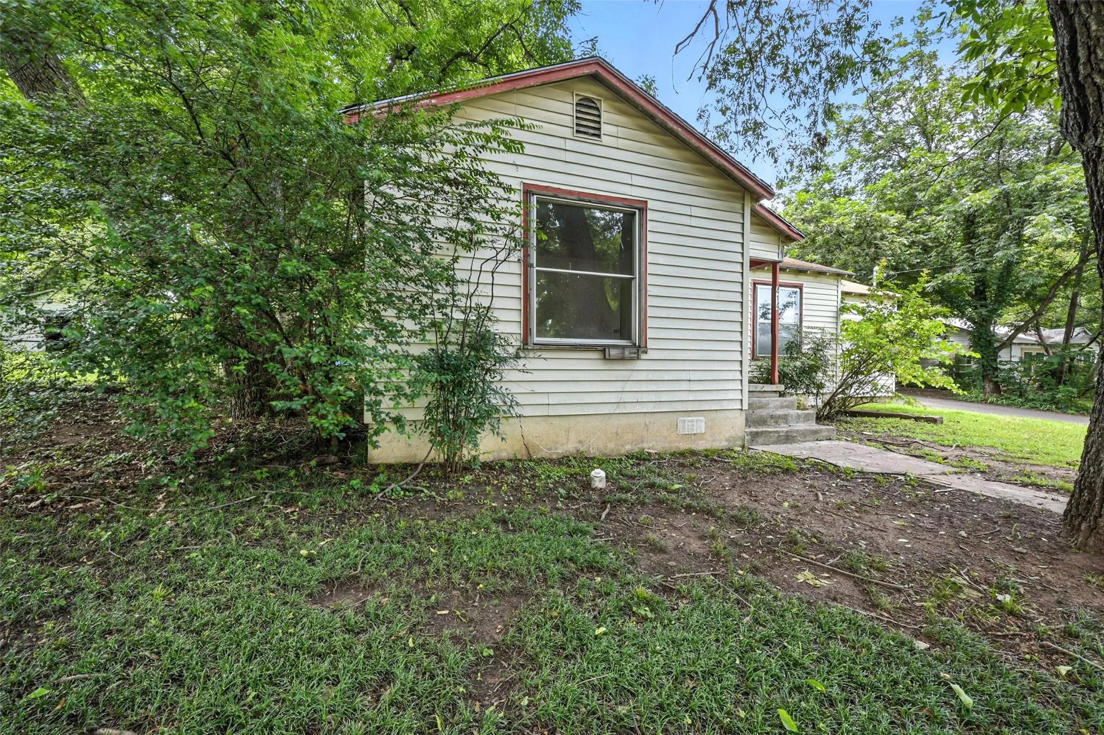 Single Family Residence For Sale in Grayson County , 414 S Broadway Street, Bells, Texas 75414, 2 Bedroom, 1 Bathroom, 1 Garage spaces, 1,034 Sqft, built in 1936, Price $85,000, mls#21350299, Real Estate Agent in Bells, Homes For Sale in Grayson county, Homes For Sale in Bells, Realtor in Bells Texas, Real Estate Brokerage Independent Realty Texas, Luminita Cordes Realtor