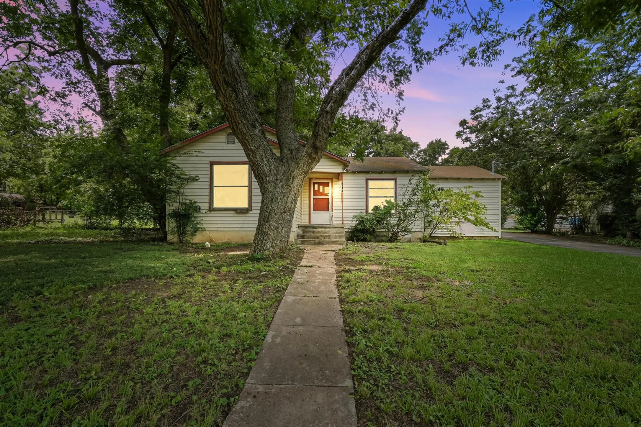 Ranch-style house with a front yard