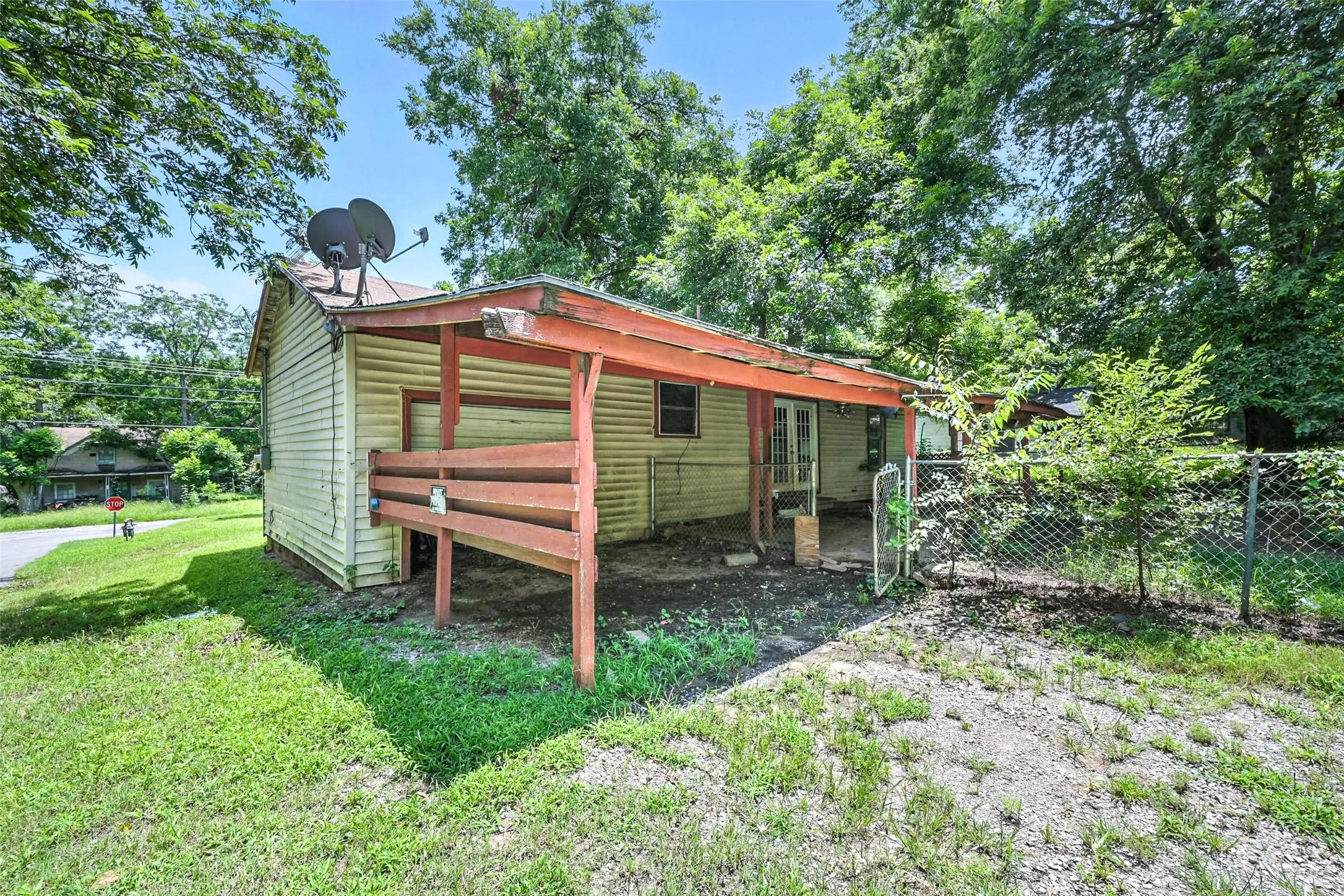 Single Family Residence For Sale in Grayson County , 414 S Broadway Street, Bells, Texas 75414, 2 Bedroom, 1 Bathroom, 1 Garage spaces, 1,034 Sqft, built in 1936, Price $85,000, mls#21350299, Real Estate Agent in Bells, Homes For Sale in Grayson county, Homes For Sale in Bells, Realtor in Bells Texas, Real Estate Brokerage Independent Realty Texas, Luminita Cordes Realtor