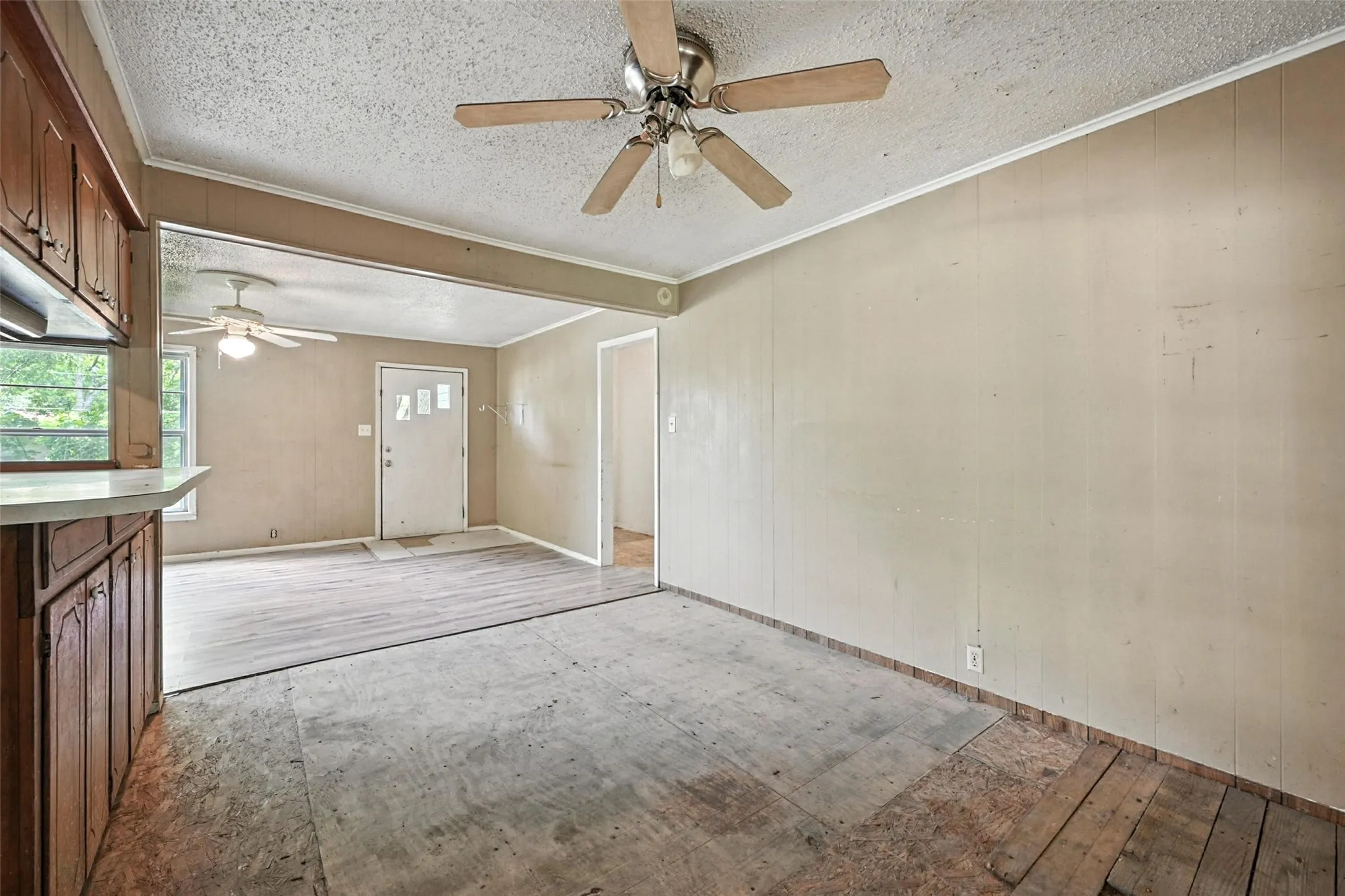 Single Family Residence For Sale in Grayson County , 414 S Broadway Street, Bells, Texas 75414, 2 Bedroom, 1 Bathroom, 1 Garage spaces, 1,034 Sqft, built in 1936, Price $85,000, mls#21350299, Real Estate Agent in Bells, Homes For Sale in Grayson county, Homes For Sale in Bells, Realtor in Bells Texas, Real Estate Brokerage Independent Realty Texas, Luminita Cordes Realtor