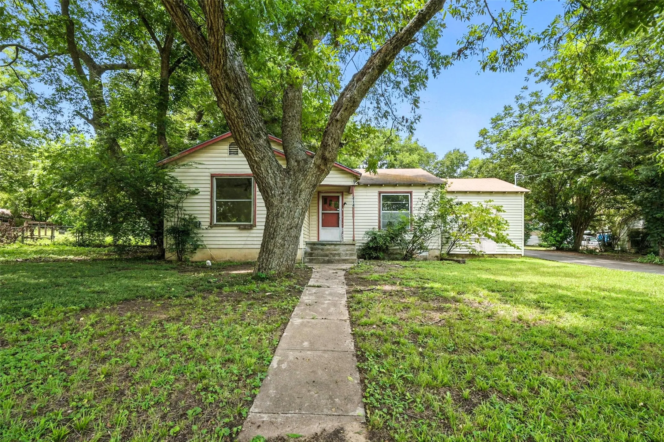 Single story home with a front yard