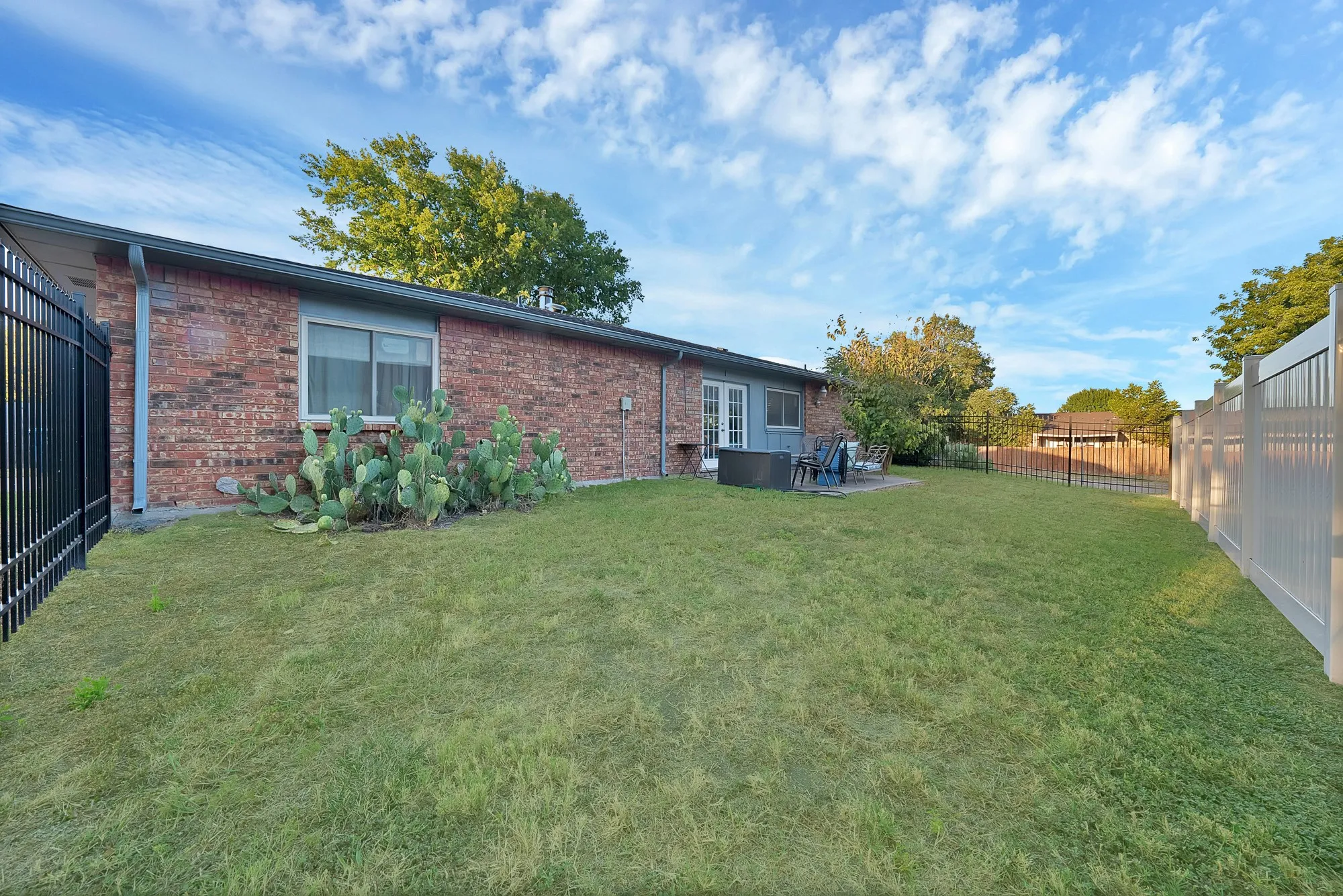 Single Family Residence For Sale in Dallas County , 241 S Young Boulevard, De Soto, Texas 75115, 3 Bedroom, 2 Bathroom, 2 Garage spaces, 1,712 Sqft, built in 1979, mls#21364742, Real Estate Agent in De Soto, Homes For Sale in Dallas county, Homes For Sale in De Soto, Realtor in De Soto Texas, Real Estate Brokerage Independent Realty Texas, Luminita Cordes Realtor