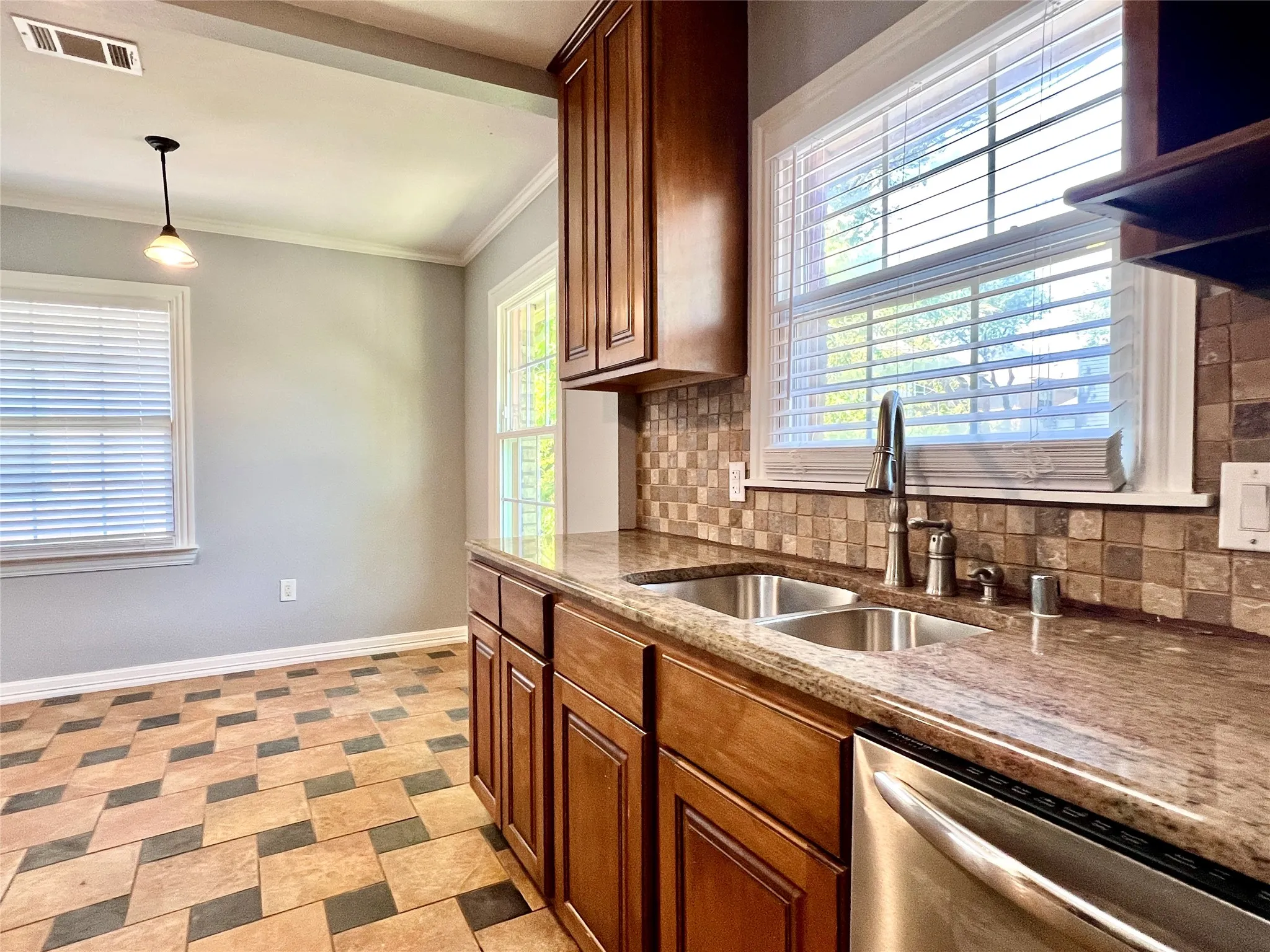Duplex For Rent in Dallas County , 6017 La Vista Drive, Dallas, Texas 75214, 2 Bedroom, 2 Bathroom, 2 Garage spaces, 1,248 Sqft, built in 1935, mls#21364460, Real Estate Agent in Dallas, Homes For Rent in Dallas county, Homes For Rent in Dallas, Realtor in Dallas Texas, Real Estate Brokerage Independent Realty Texas, Luminita Cordes Realtor
