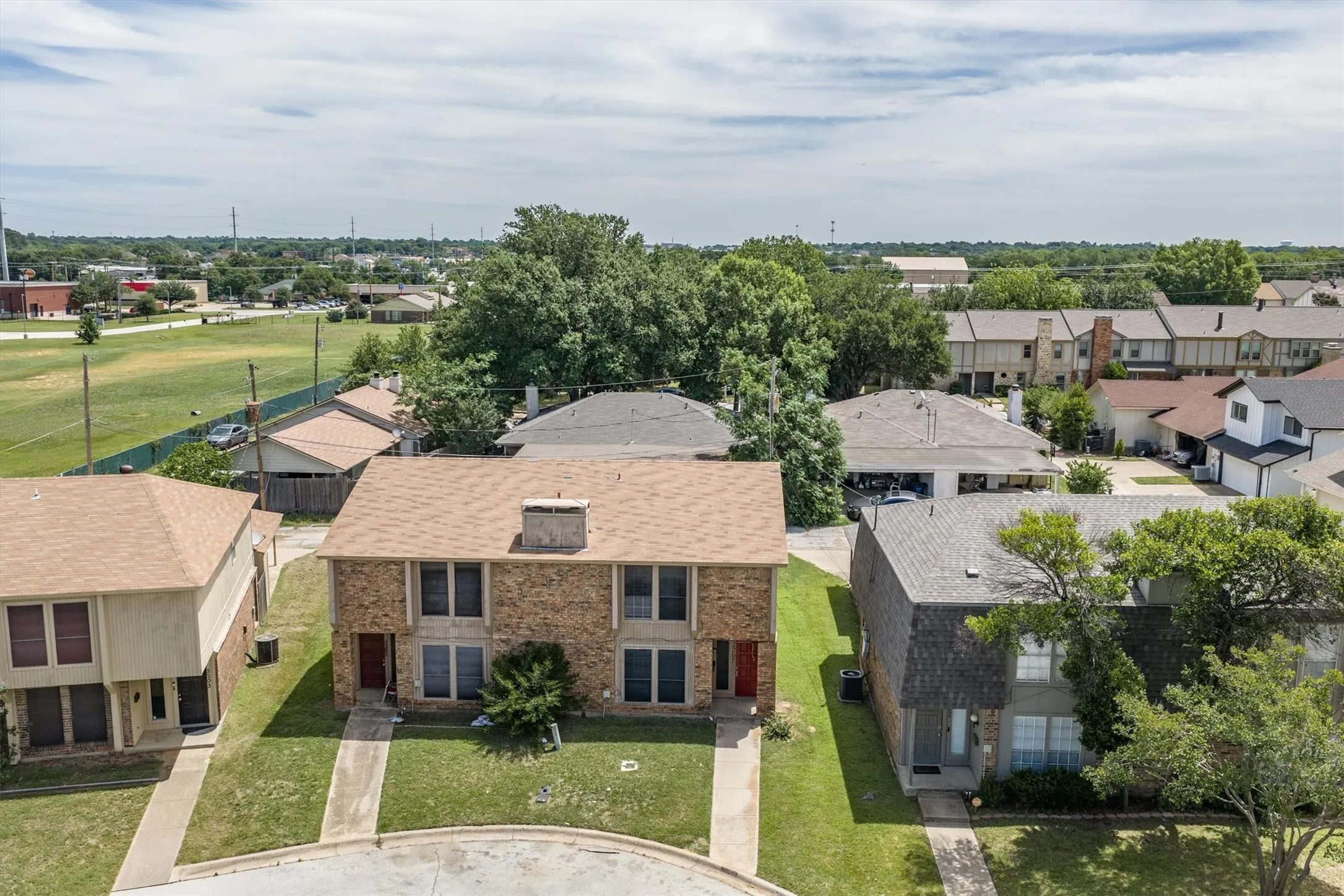 Duplex For Rent in Tarrant County , 2205 Chase Court 5, Dalworthington Gardens, Texas 76013, 3 Bedroom, 3 Bathroom, Garage spaces, 1,530 Sqft, built in 1980, mls#21364747, Real Estate Agent in Dalworthington Gardens, Homes For Rent in Tarrant county, Homes For Rent in Dalworthington Gardens, Realtor in Dalworthington Gardens Texas, Real Estate Brokerage Independent Realty Texas, Luminita Cordes Realtor